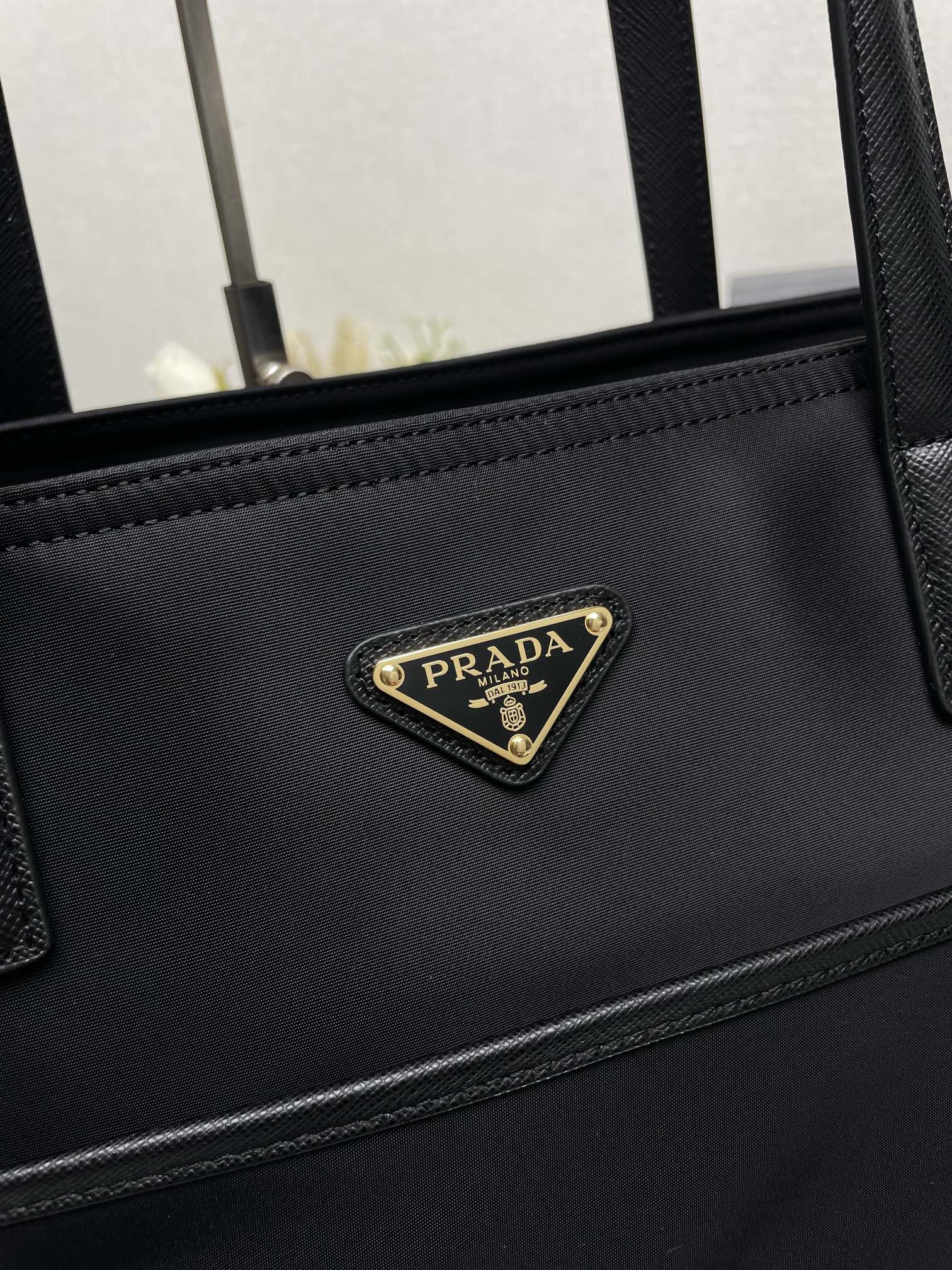 Pra*a re-edition 1978 large re-nylon and saffiano leather tote bag 31x43x15cm