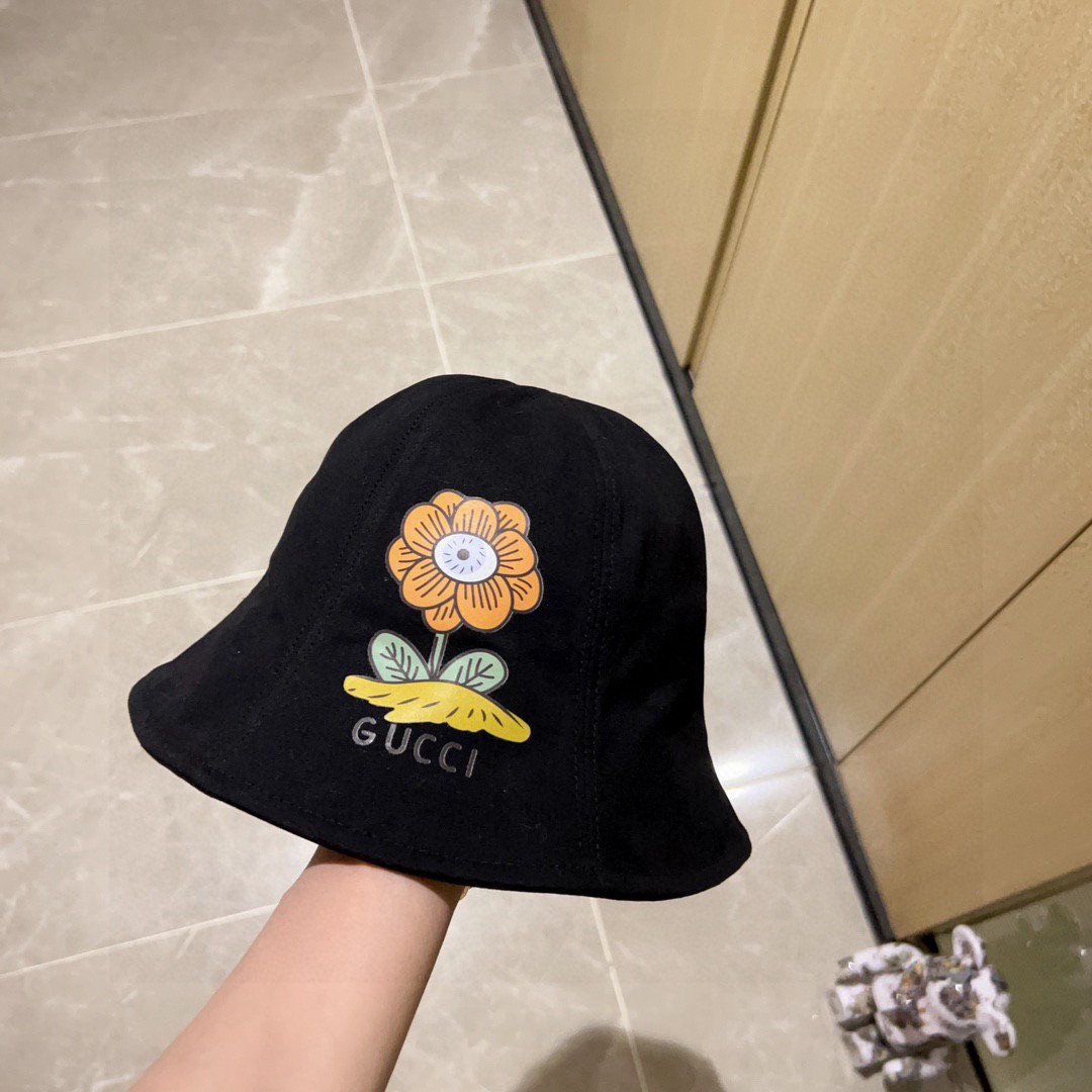 G*u*i bucket hat