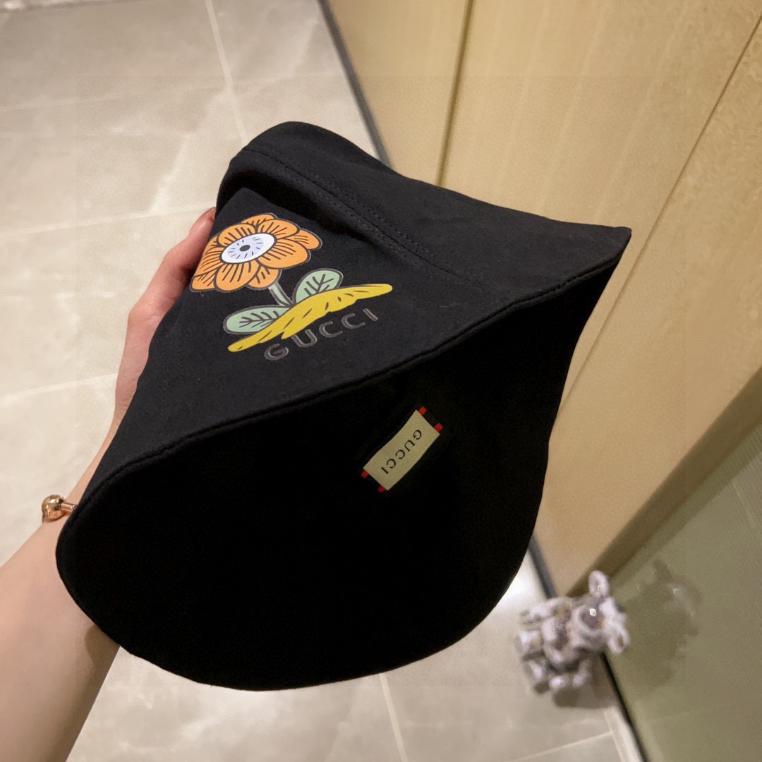 G*u*i bucket hat