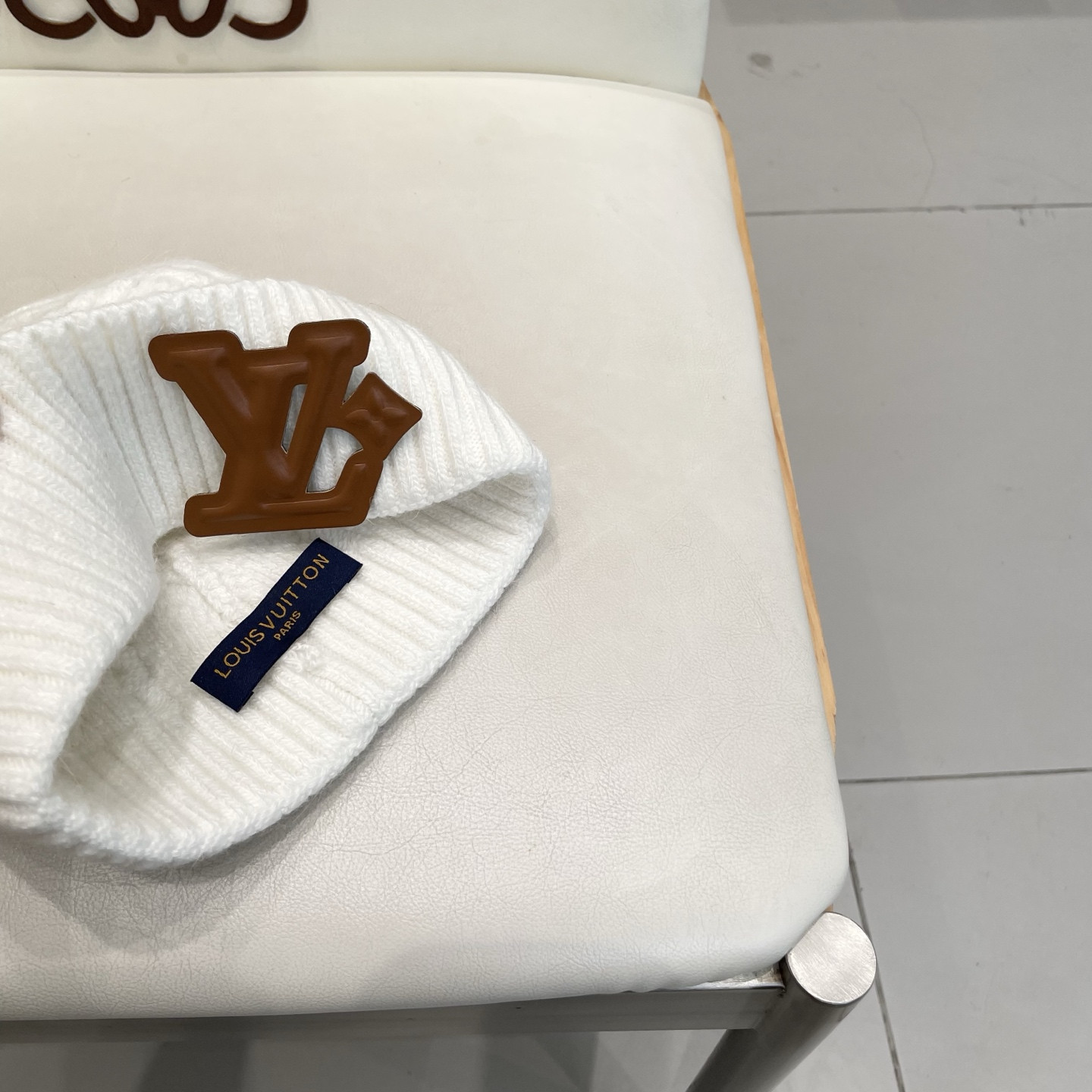 l0*is V*t0n beanie 70% wool 30% rabbit hair