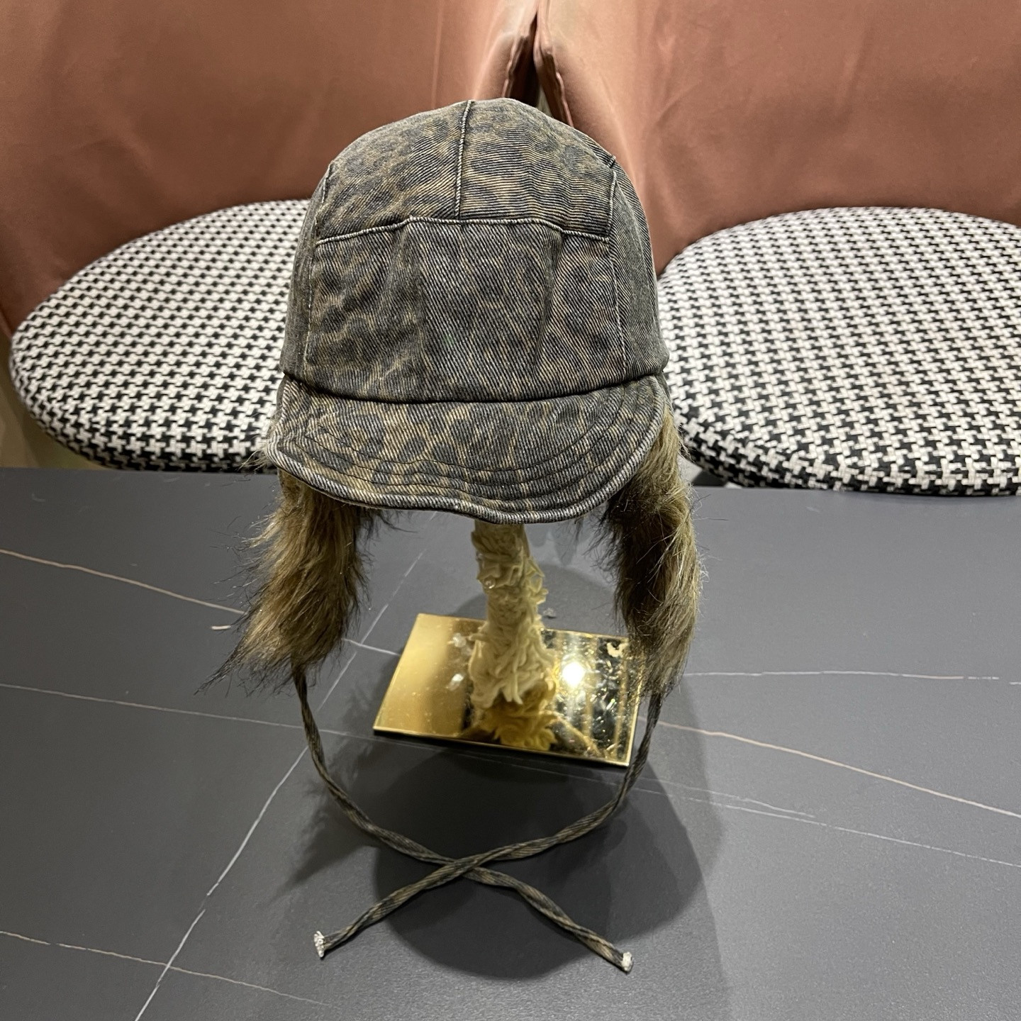 l0*is V*t0n trapper hat