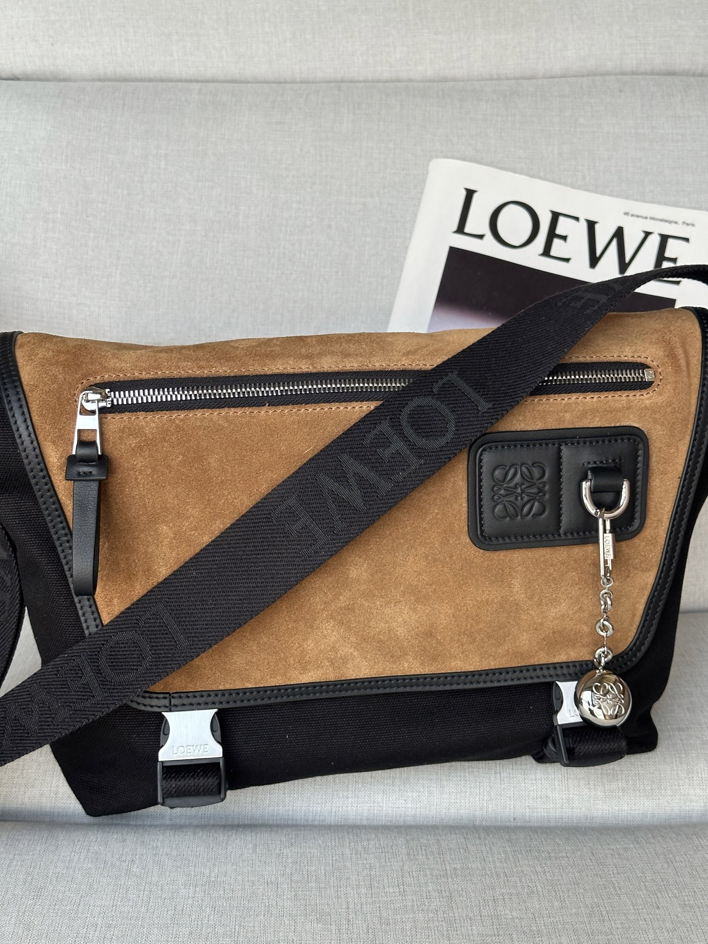 L0ew* medium flex messenger in canvas and suede 27x38x9.5cm
