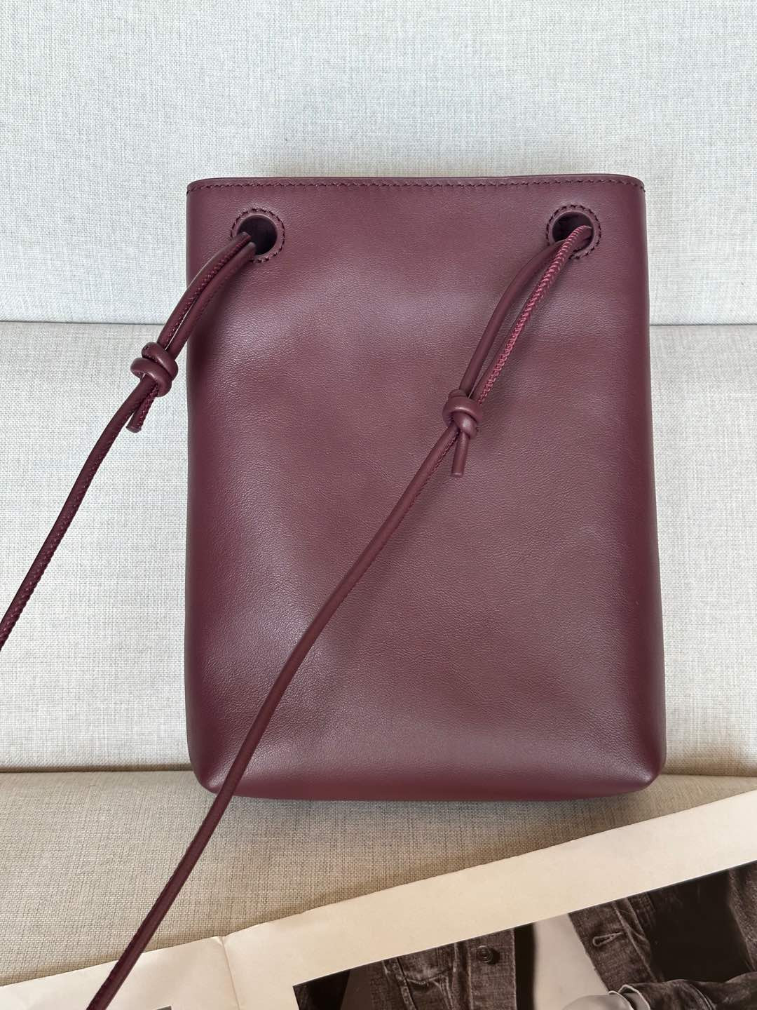 L0ew* pebble pouch in smooth calfskin 21.5x17x7cm