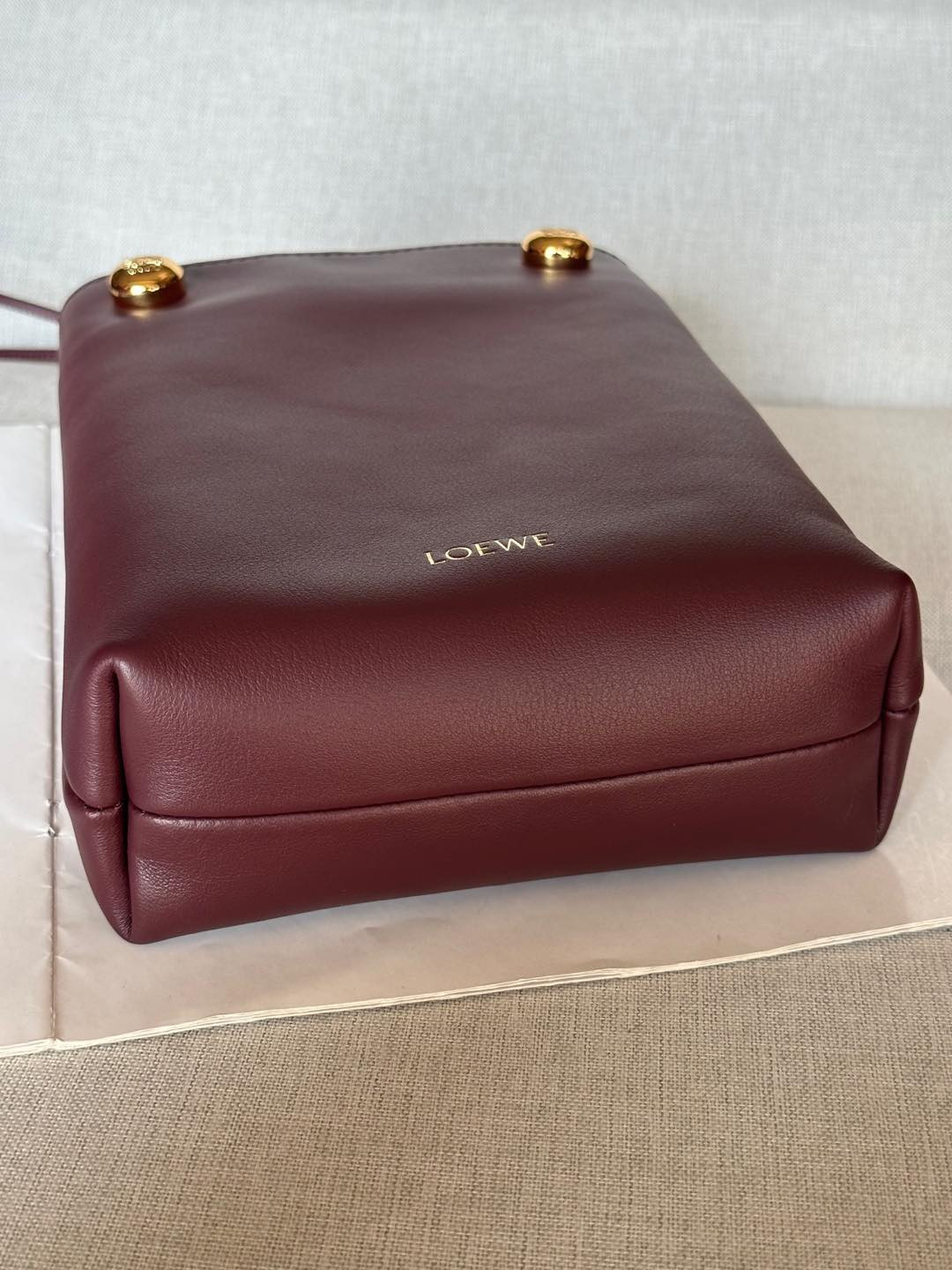 L0ew* pebble pouch in smooth calfskin 21.5x17x7cm