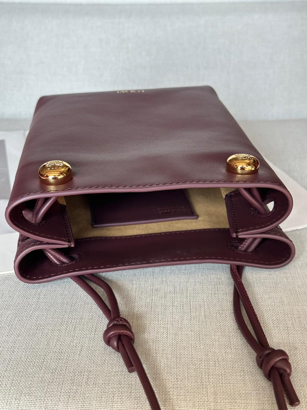 L0ew* pebble pouch in smooth calfskin 21.5x17x7cm