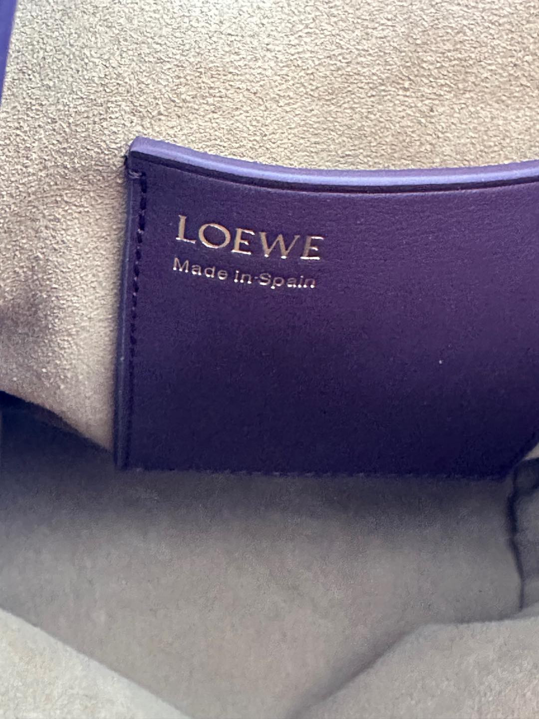 L0ew* pebble pouch in smooth calfskin 21.5x17x7cm