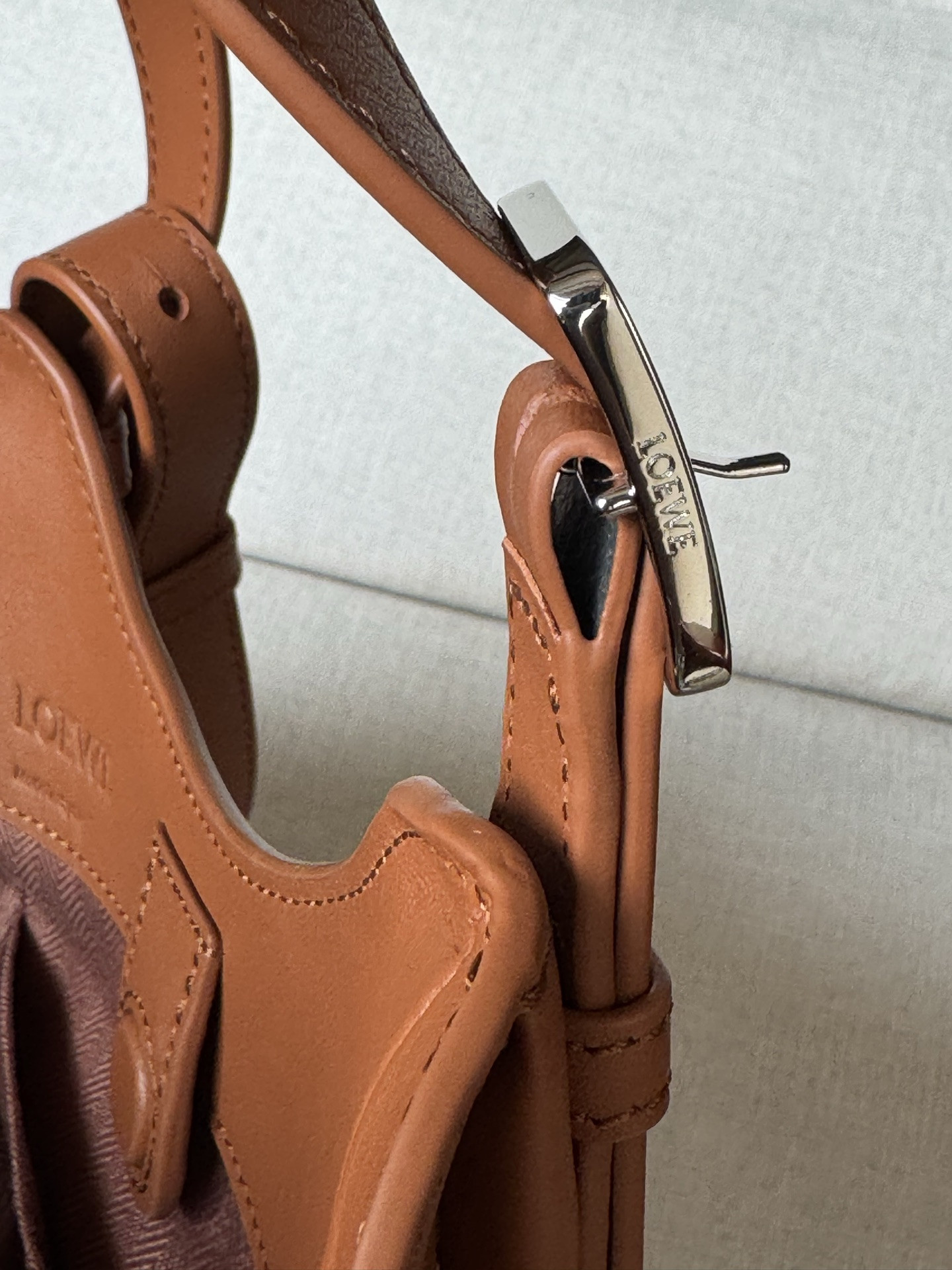 L0ew* hammock flip bag in classic calfskin no pendant 21x15x22.5cm