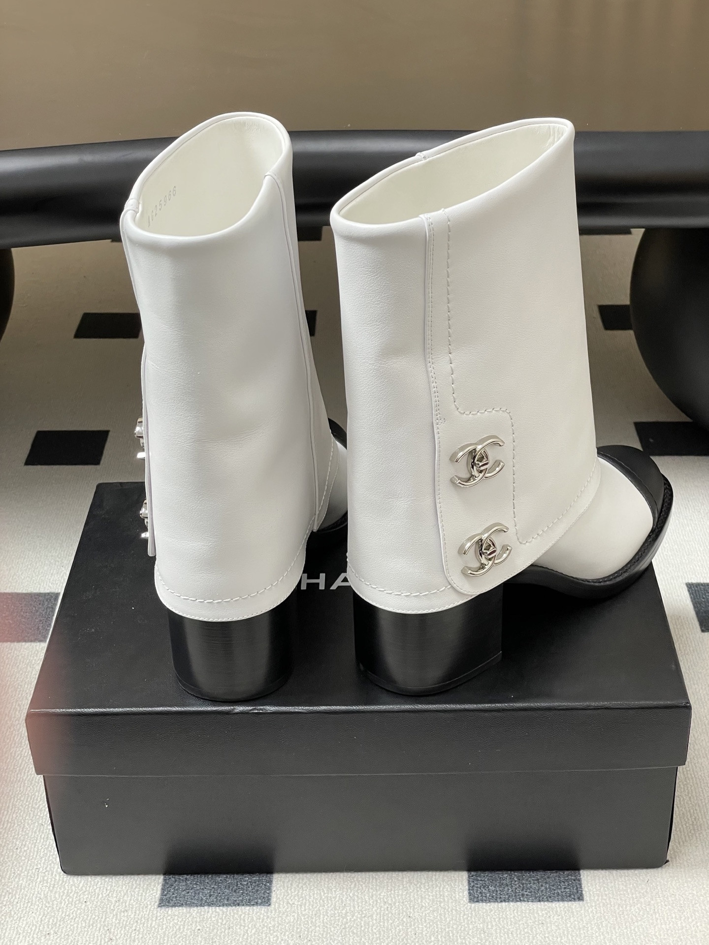 ua Ch*el short boots 7cm heel