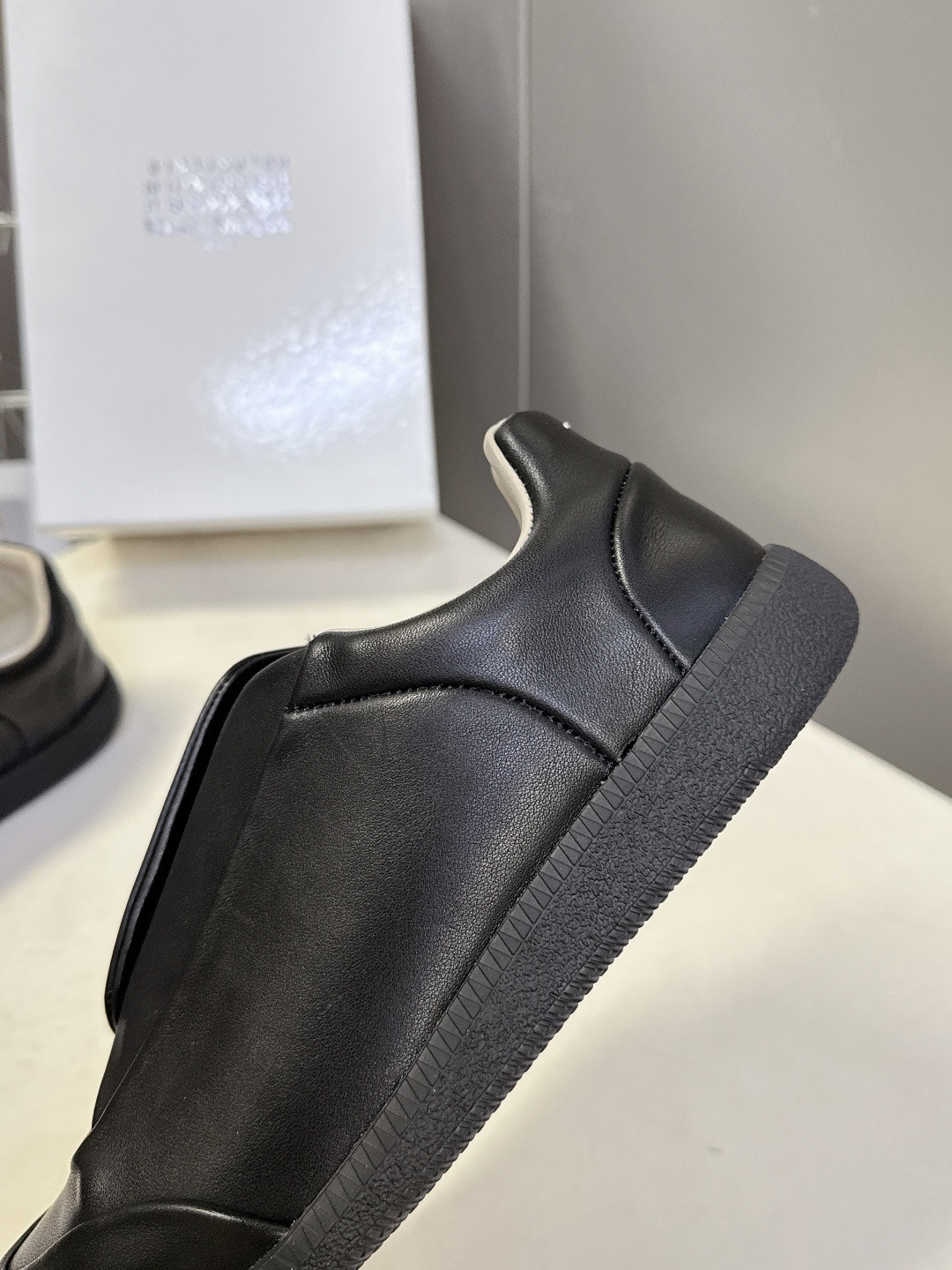 ua ma*s*n Ma*i*la future sneaker