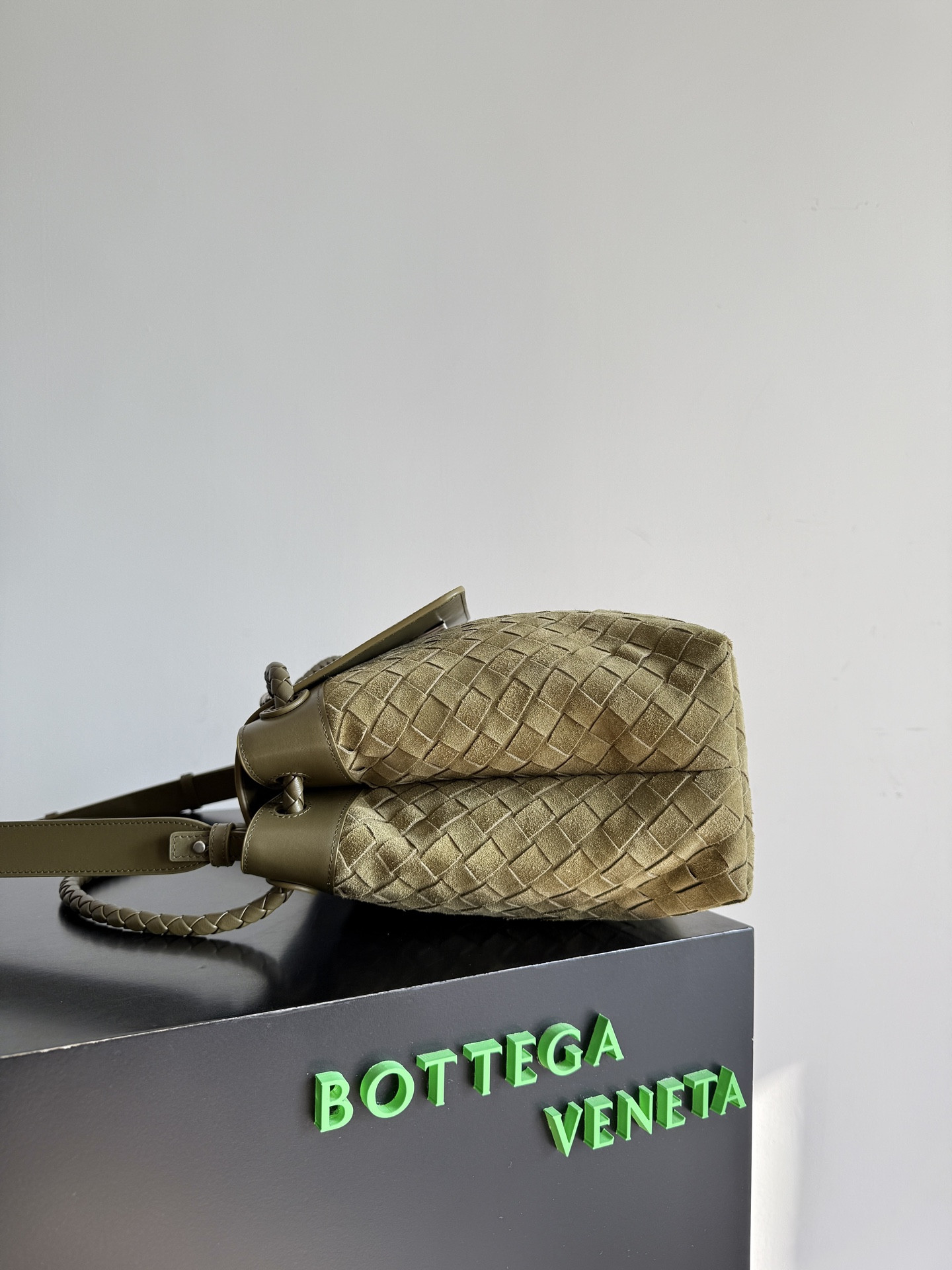 bo*te*ga Ve*ne*ta andiamo messenger 26x37x13cm
