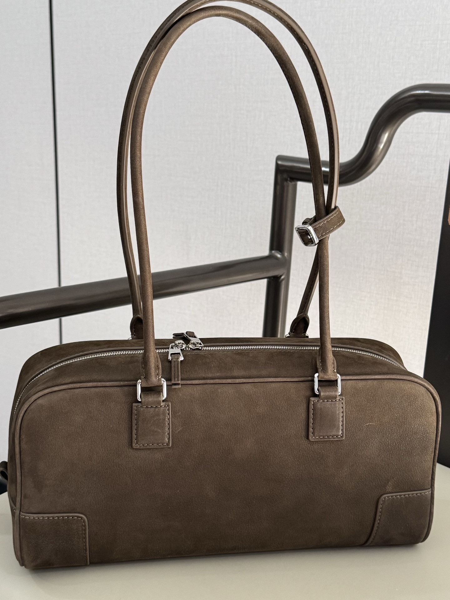 L0ew* amazona 31 cropped bag in grained nubuck 15x30.5x9cm