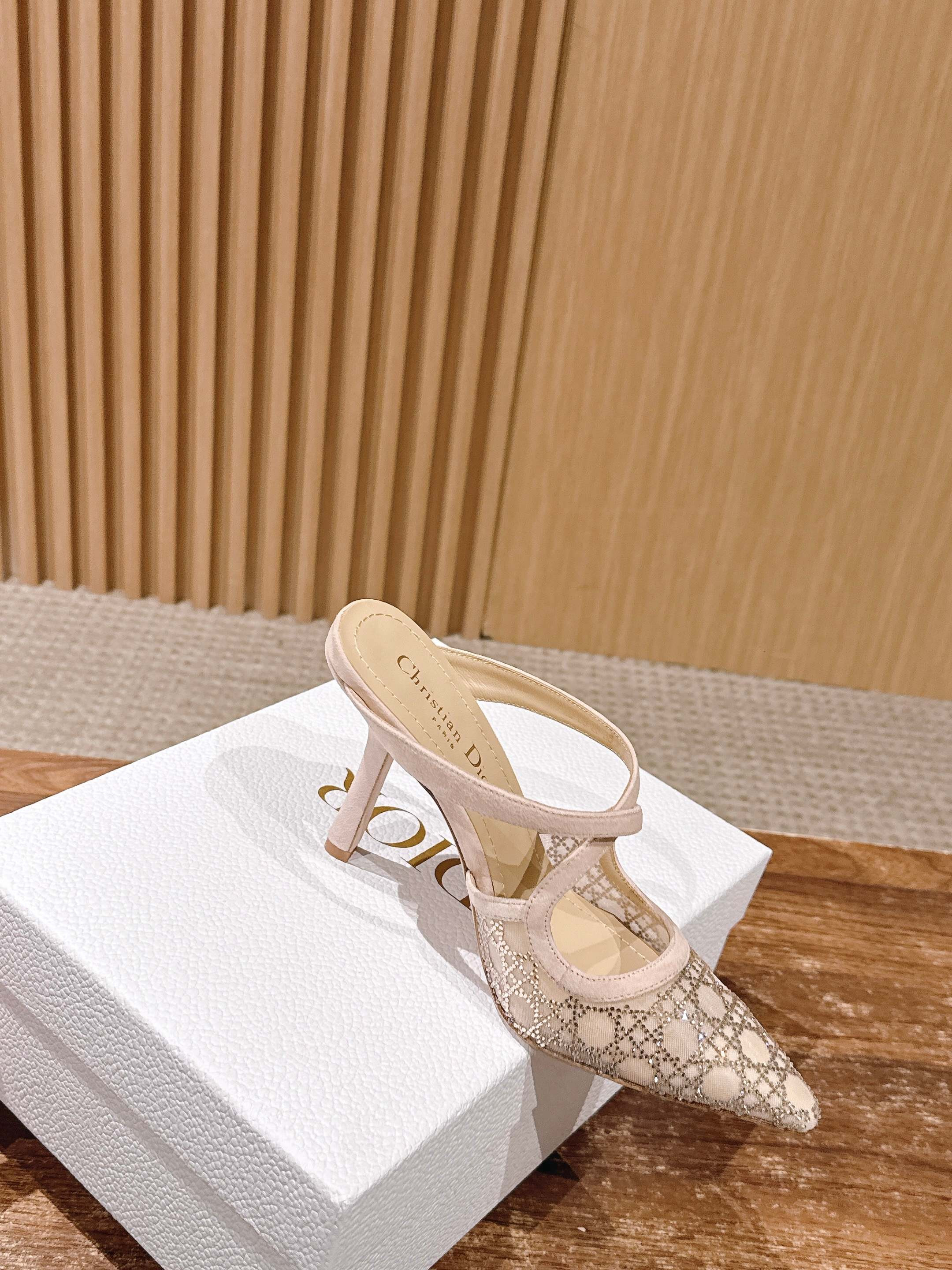 ua D*or capture heeled mule