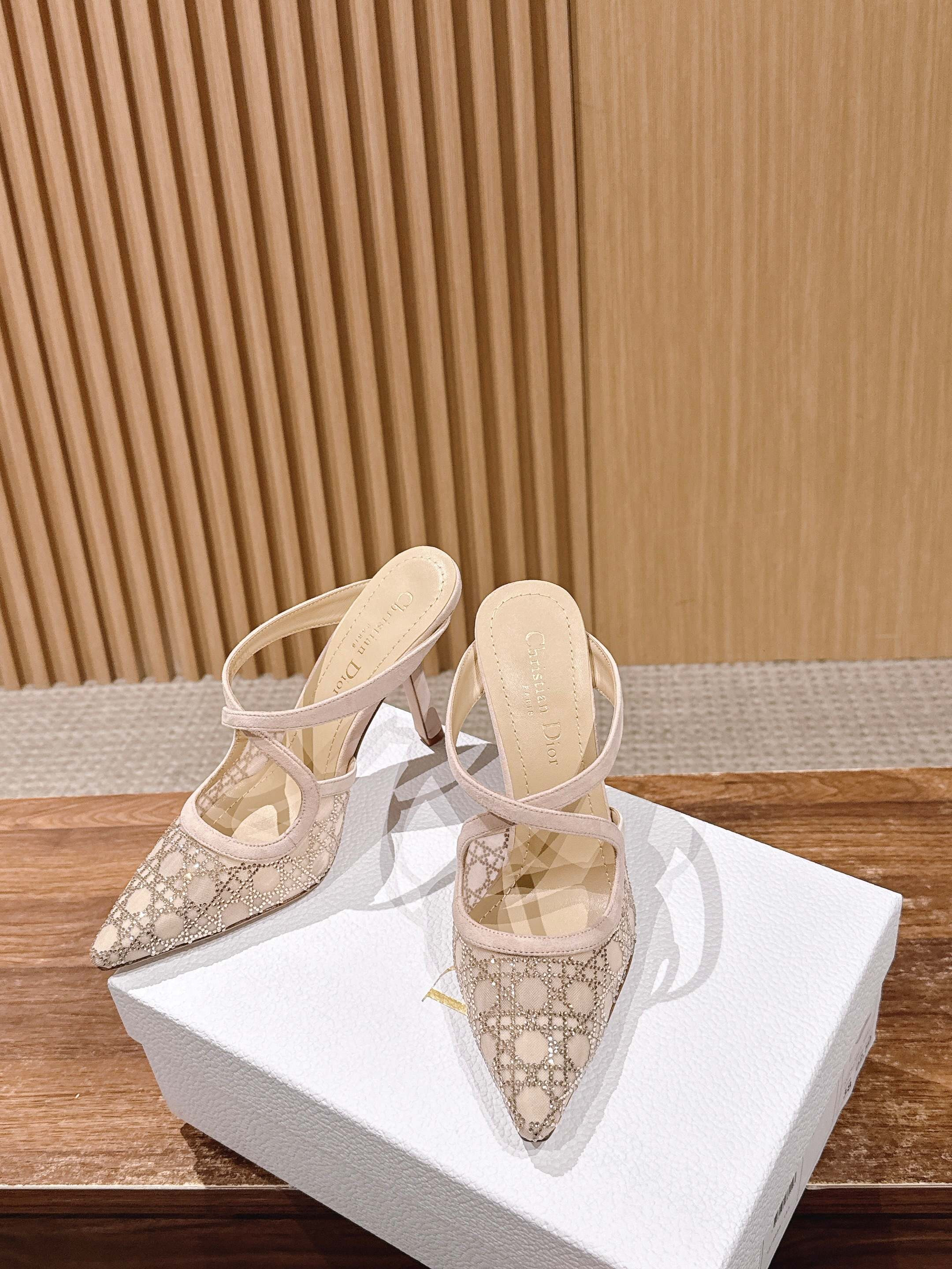 ua D*or capture heeled mule