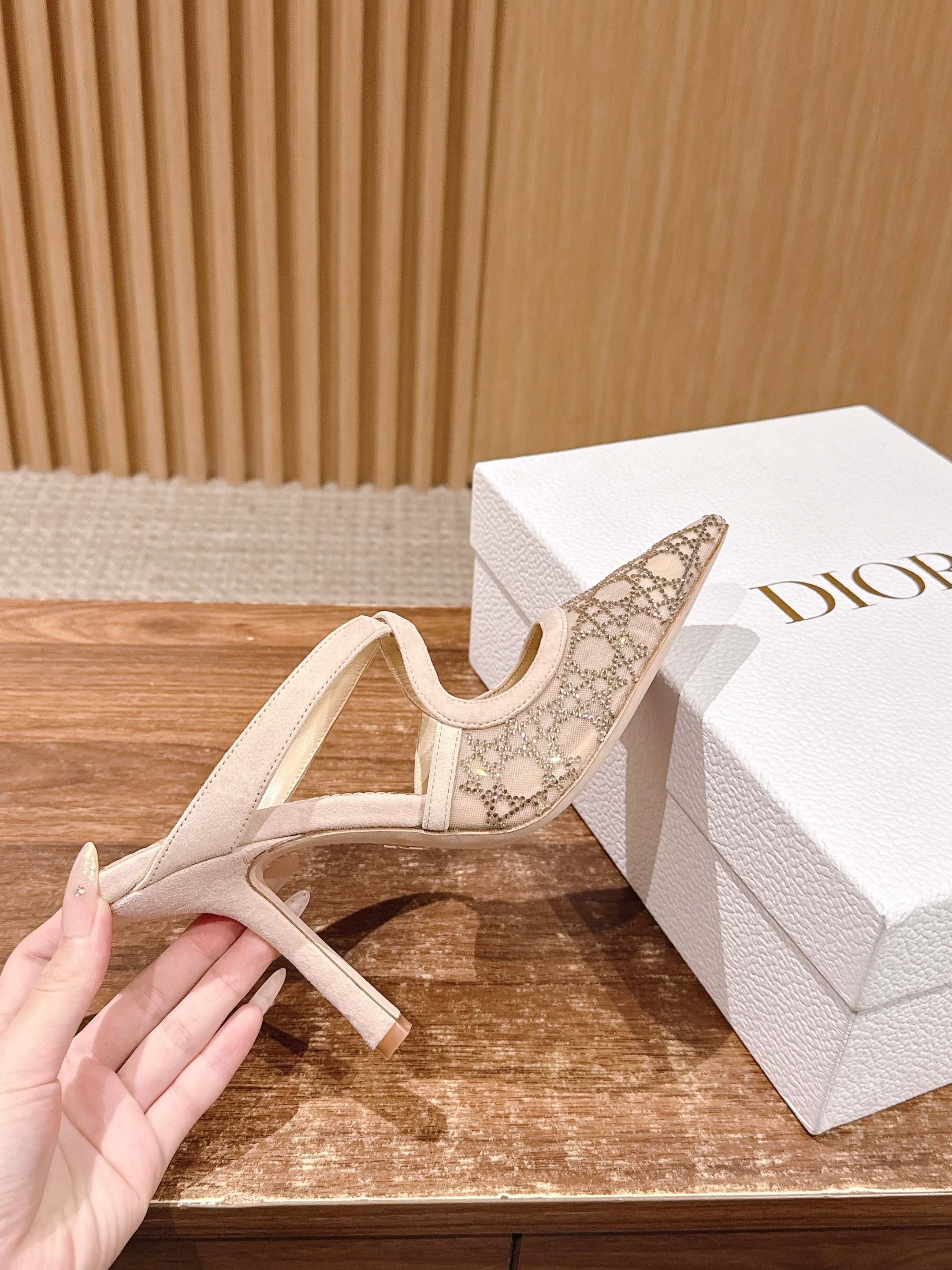 ua D*or capture heeled mule