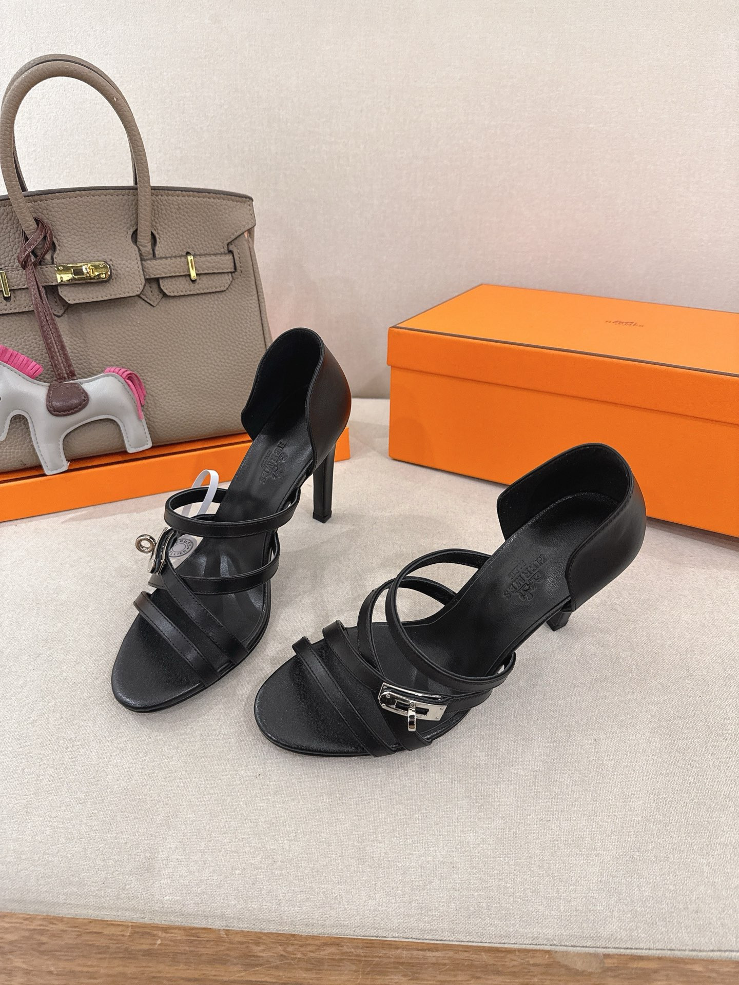 ua H**mes lipstick 105 sandal