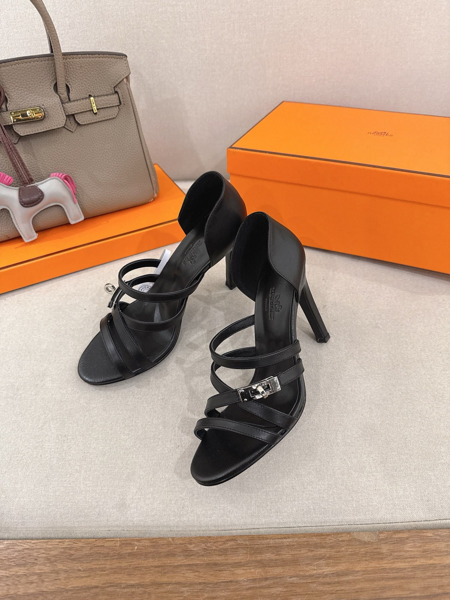 ua H**mes lipstick 105 sandal