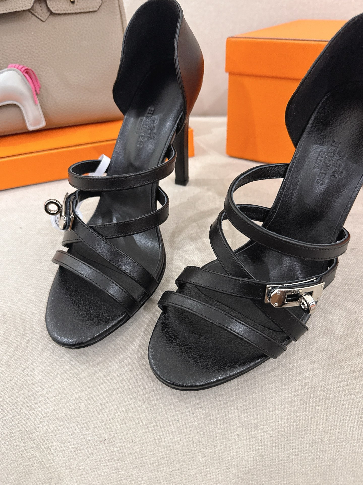 ua H**mes lipstick 105 sandal