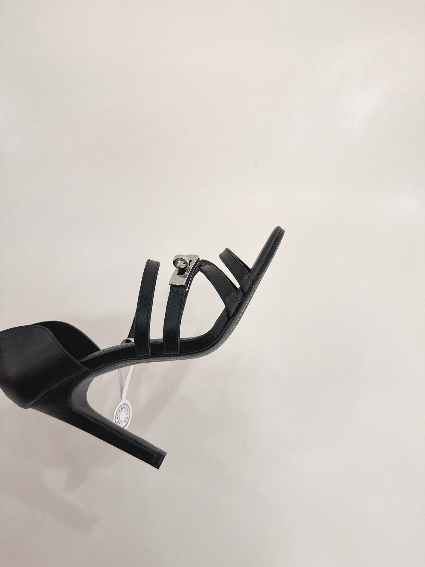 ua H**mes lipstick 105 sandal