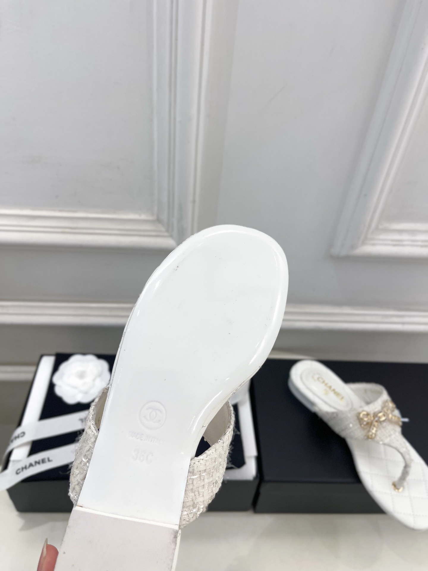 ua Ch*el thongs sandals