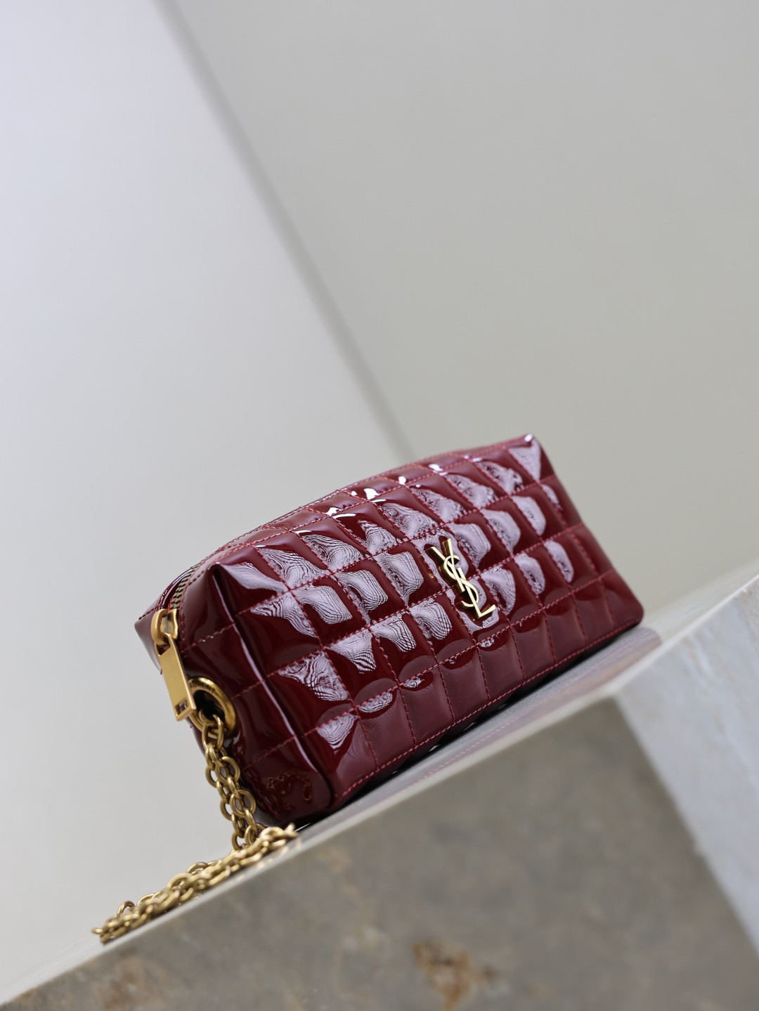 Y*L cassandre matelassÉ carrÉ pouch on chain in shiny 18.5x8.5x4cm