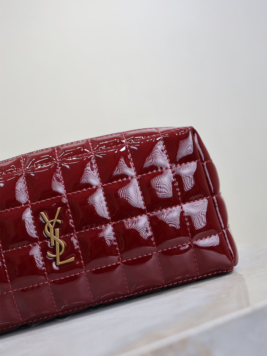 Y*L cassandre matelassÉ carrÉ pouch on chain in shiny 18.5x8.5x4cm