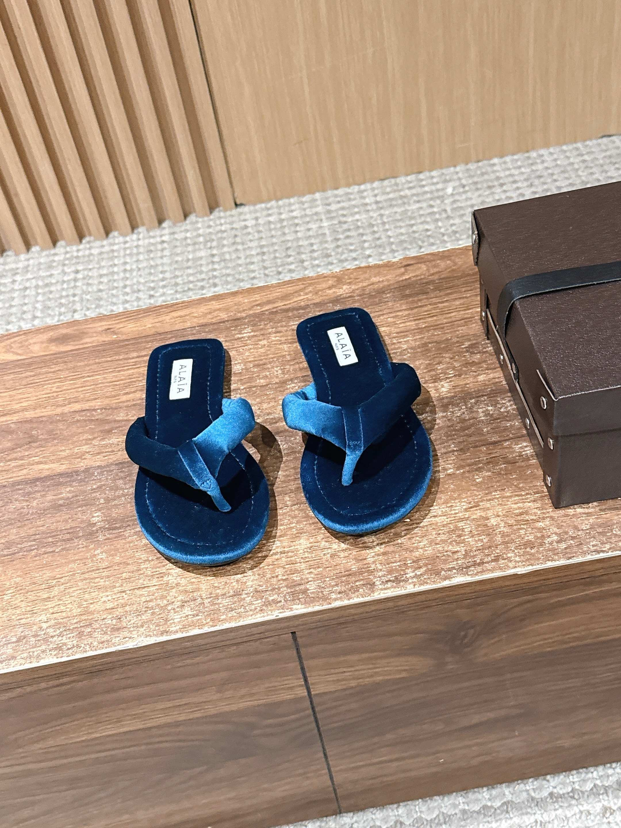 ua A1a1a thong mules in velvet