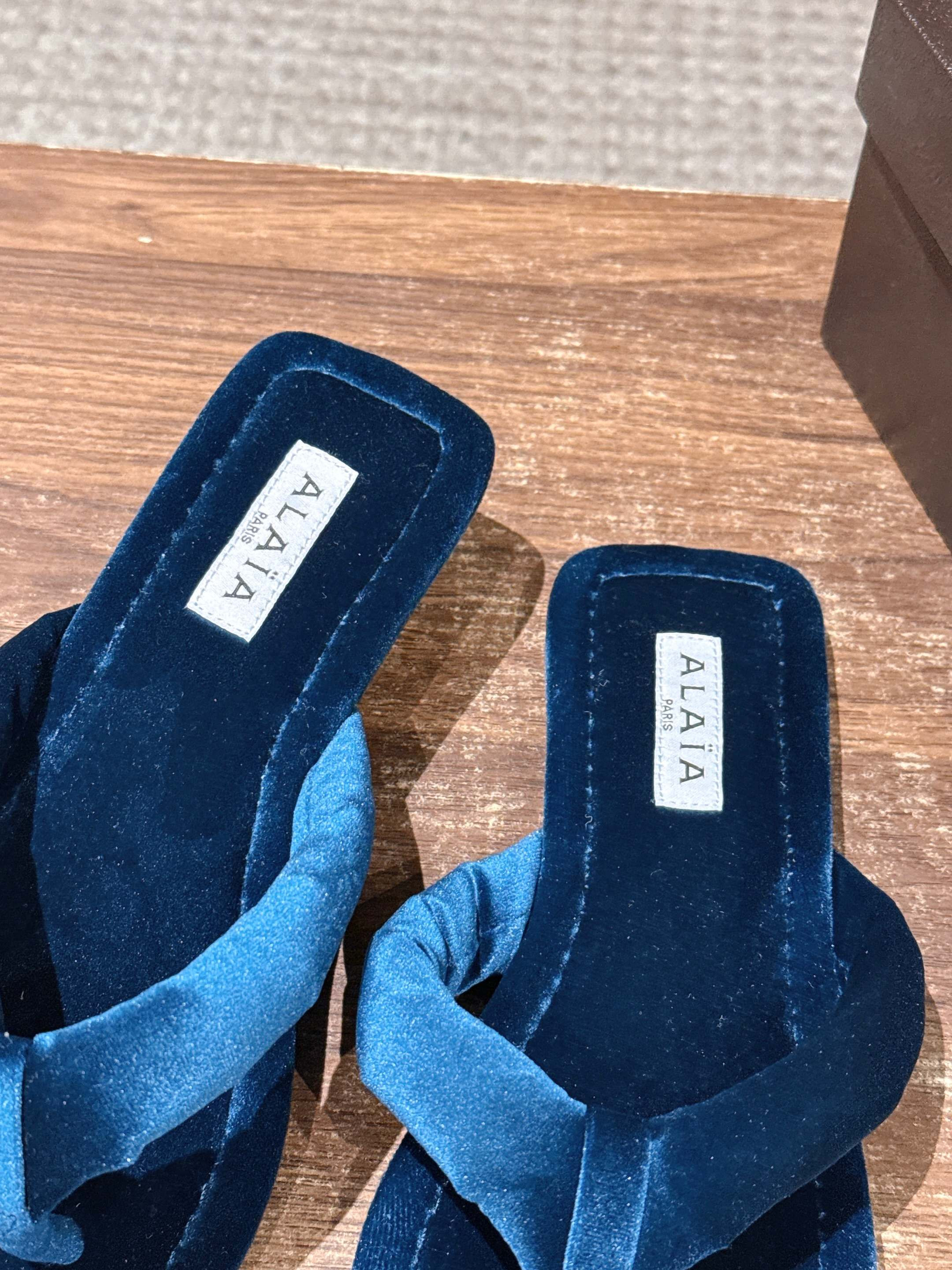 ua A1a1a thong mules in velvet