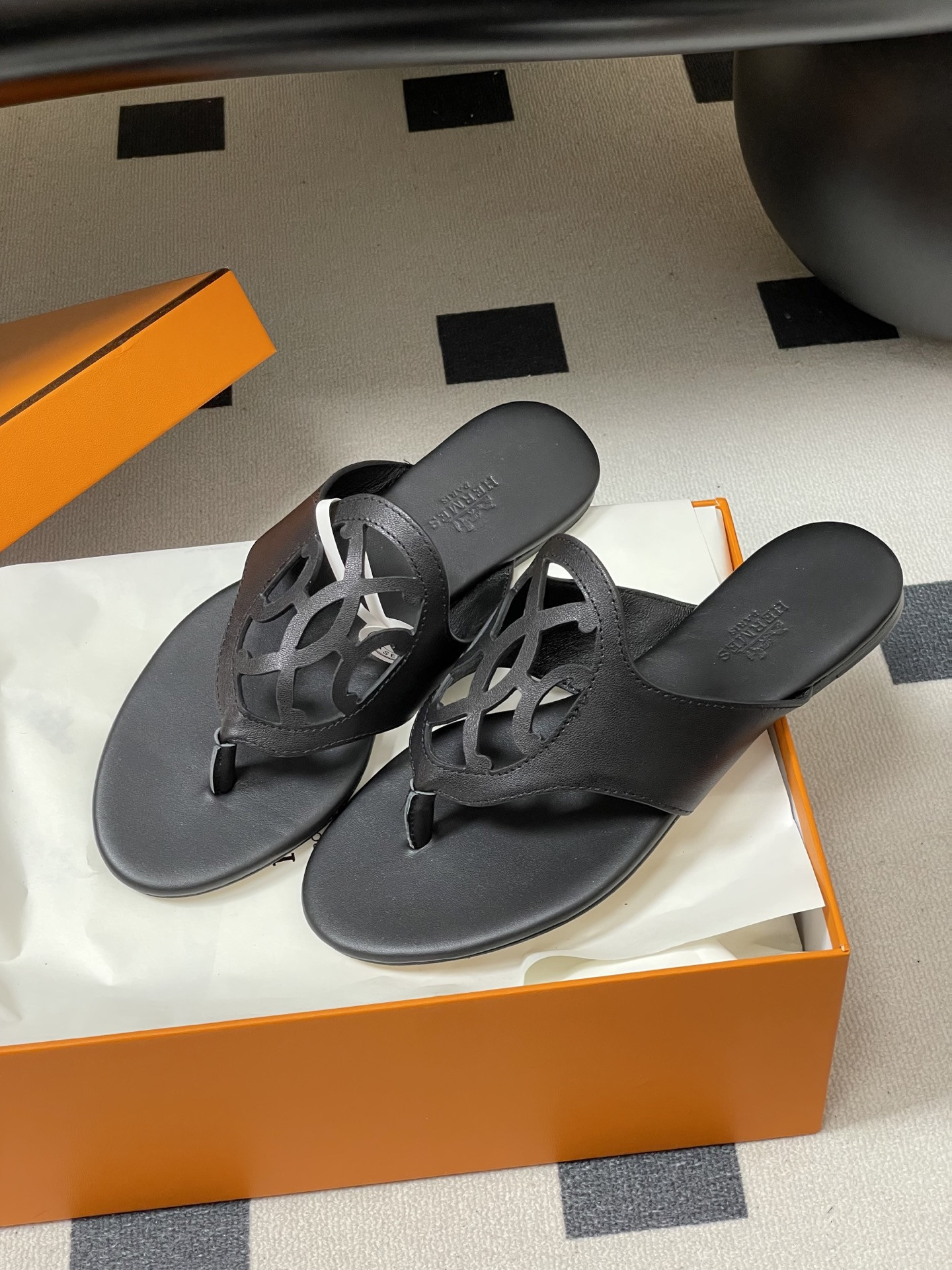 ua H**mes mage sandal