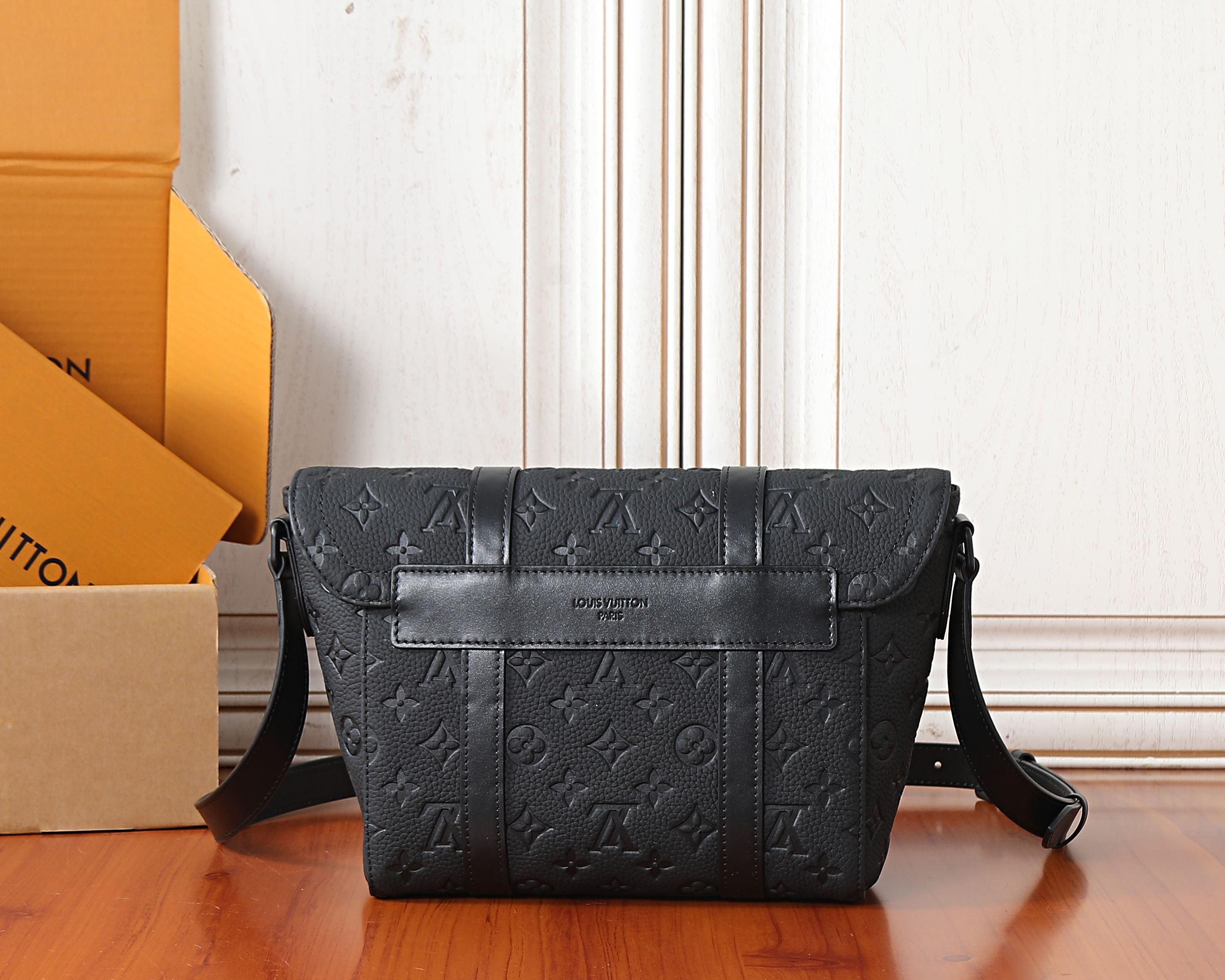 LV CHRISTOPHER Messenger Bag M28324 29x25x9cm