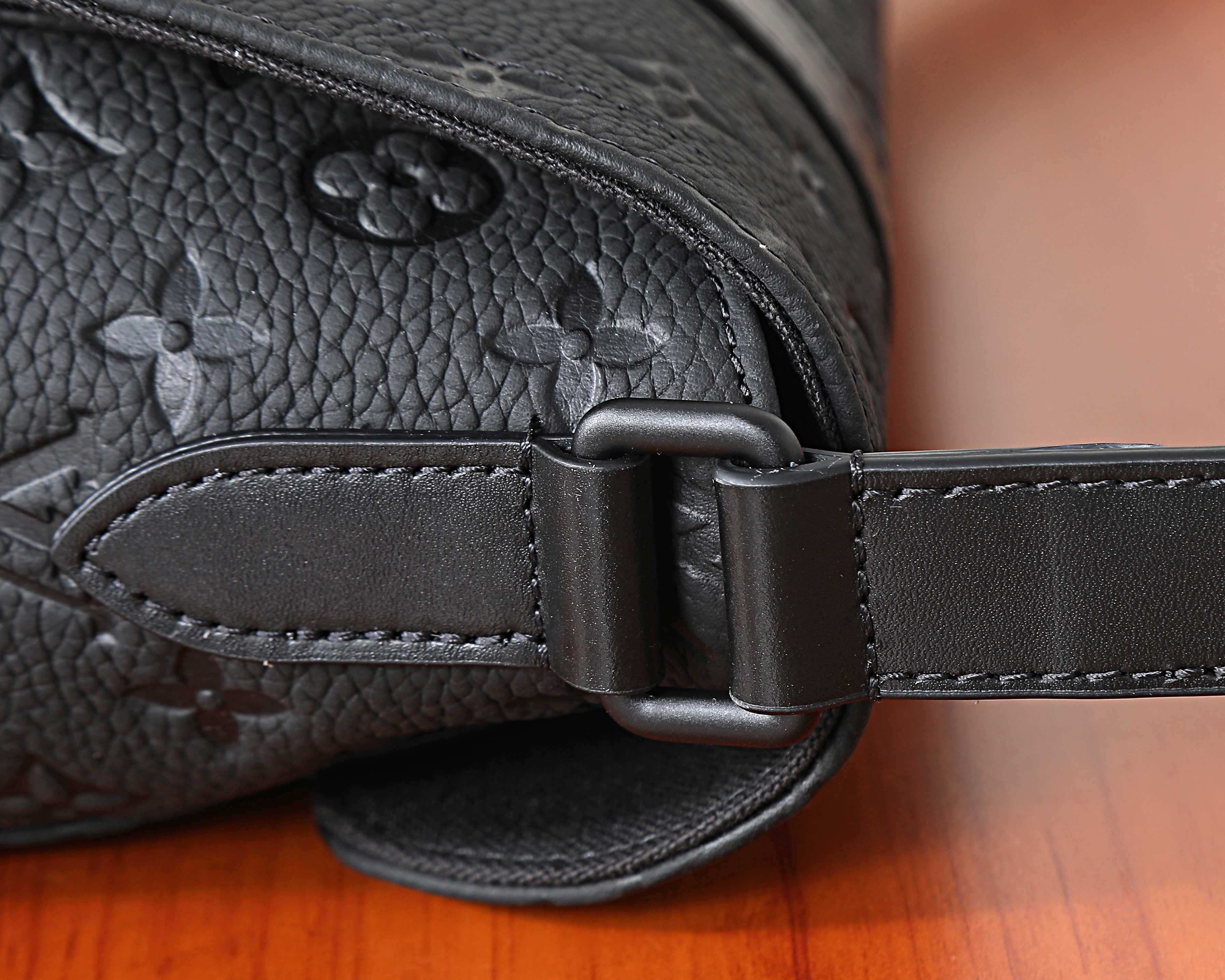 LV CHRISTOPHER Messenger Bag M28324 29x25x9cm