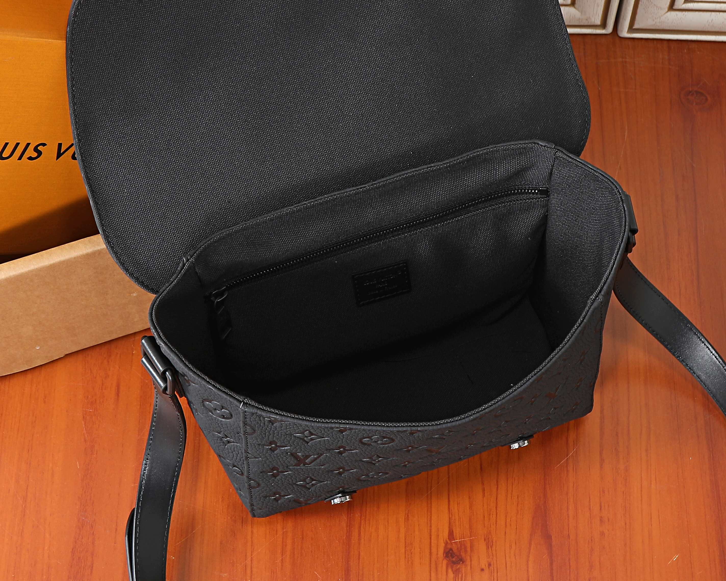 LV CHRISTOPHER Messenger Bag M28324 29x25x9cm