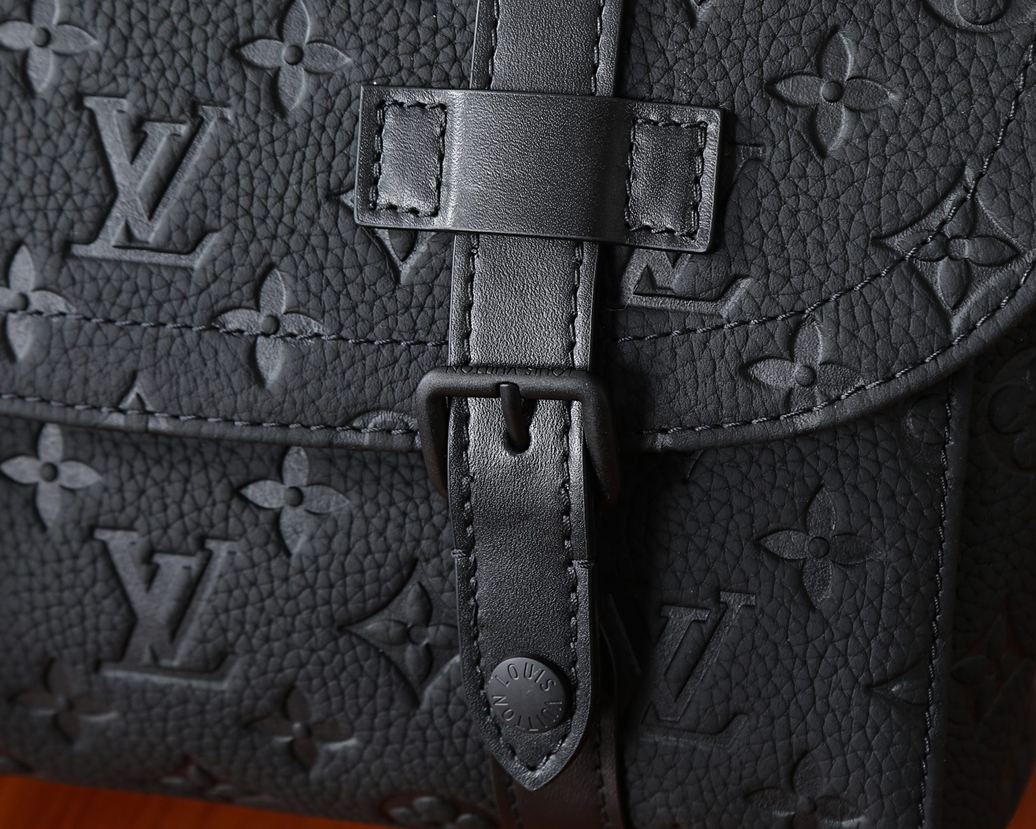 LV CHRISTOPHER Messenger Bag M28324 29x25x9cm