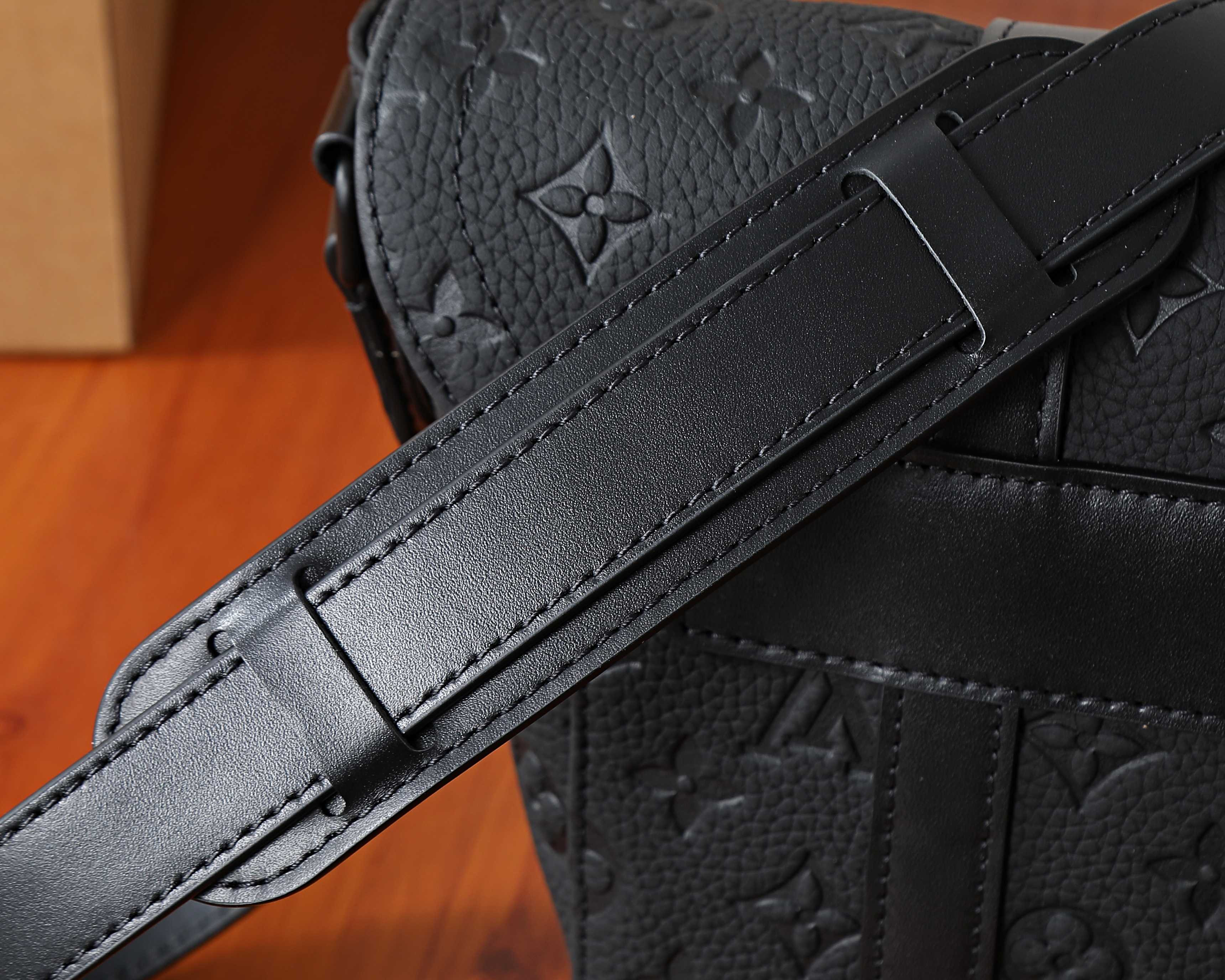 LV CHRISTOPHER Messenger Bag M28324 29x25x9cm