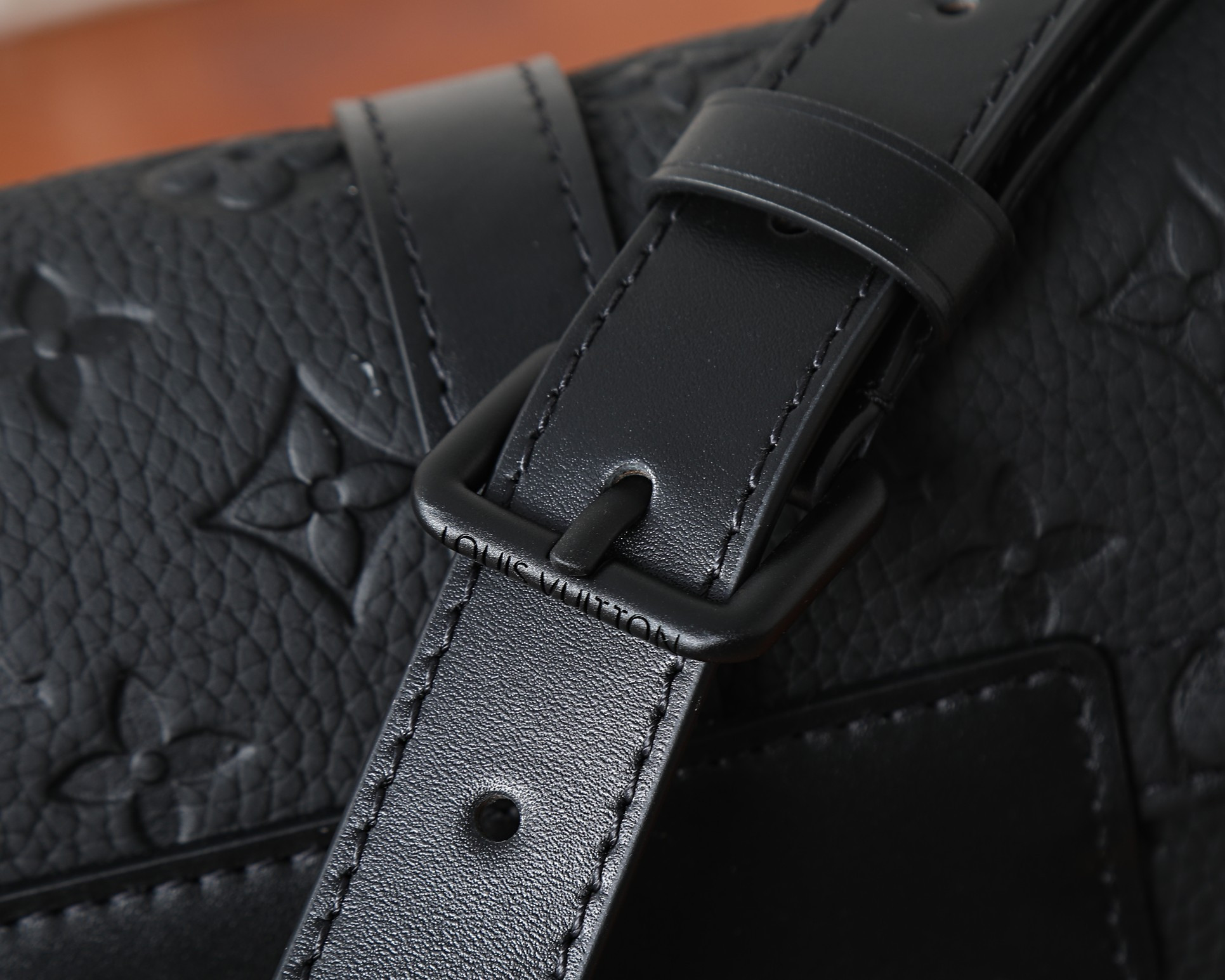 LV CHRISTOPHER Messenger Bag M28324 29x25x9cm