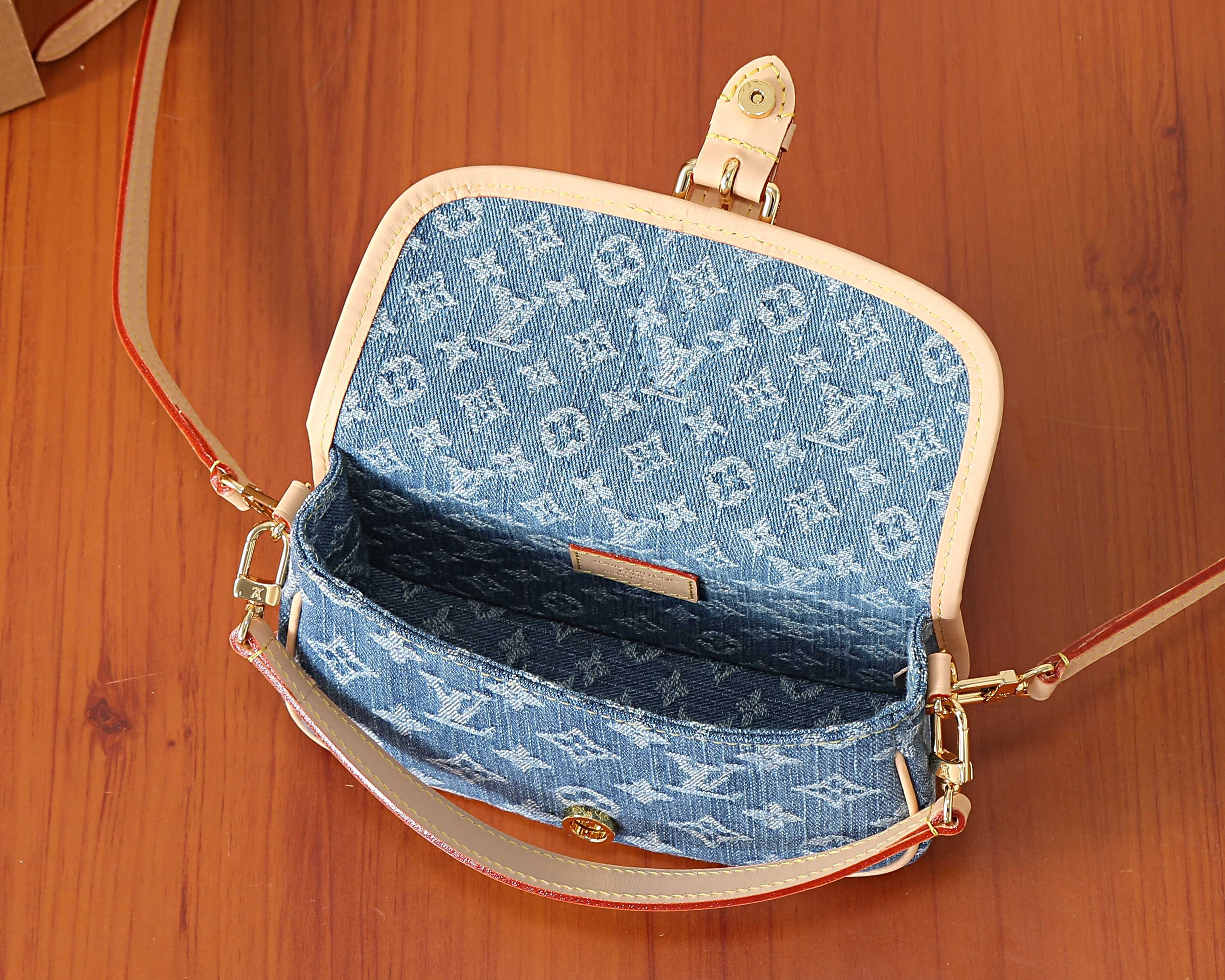 LV Nano Diane M27700 19x10.5x6cm