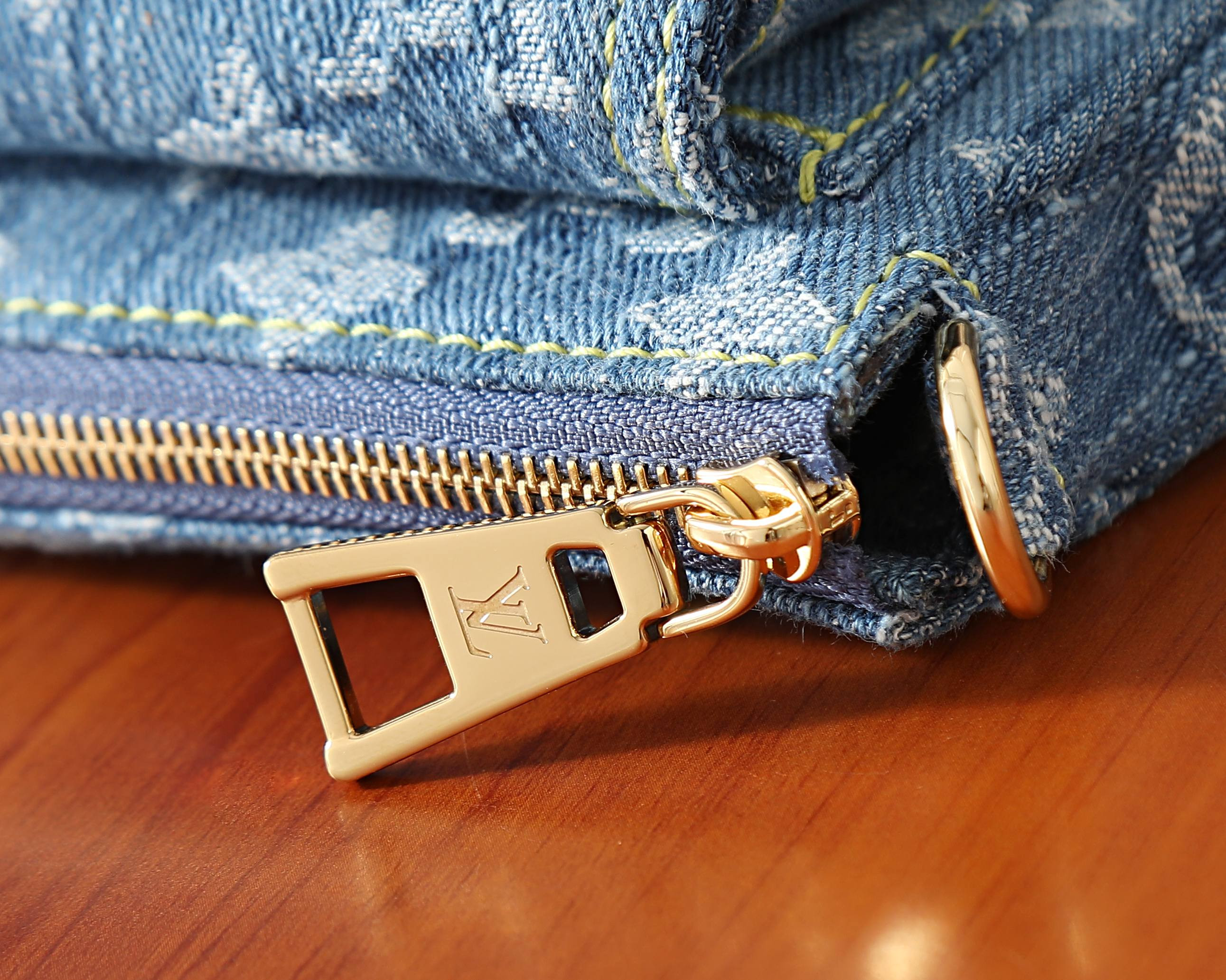 LV Pochette Accessoire Cargo M27602 23.5x14x3xm