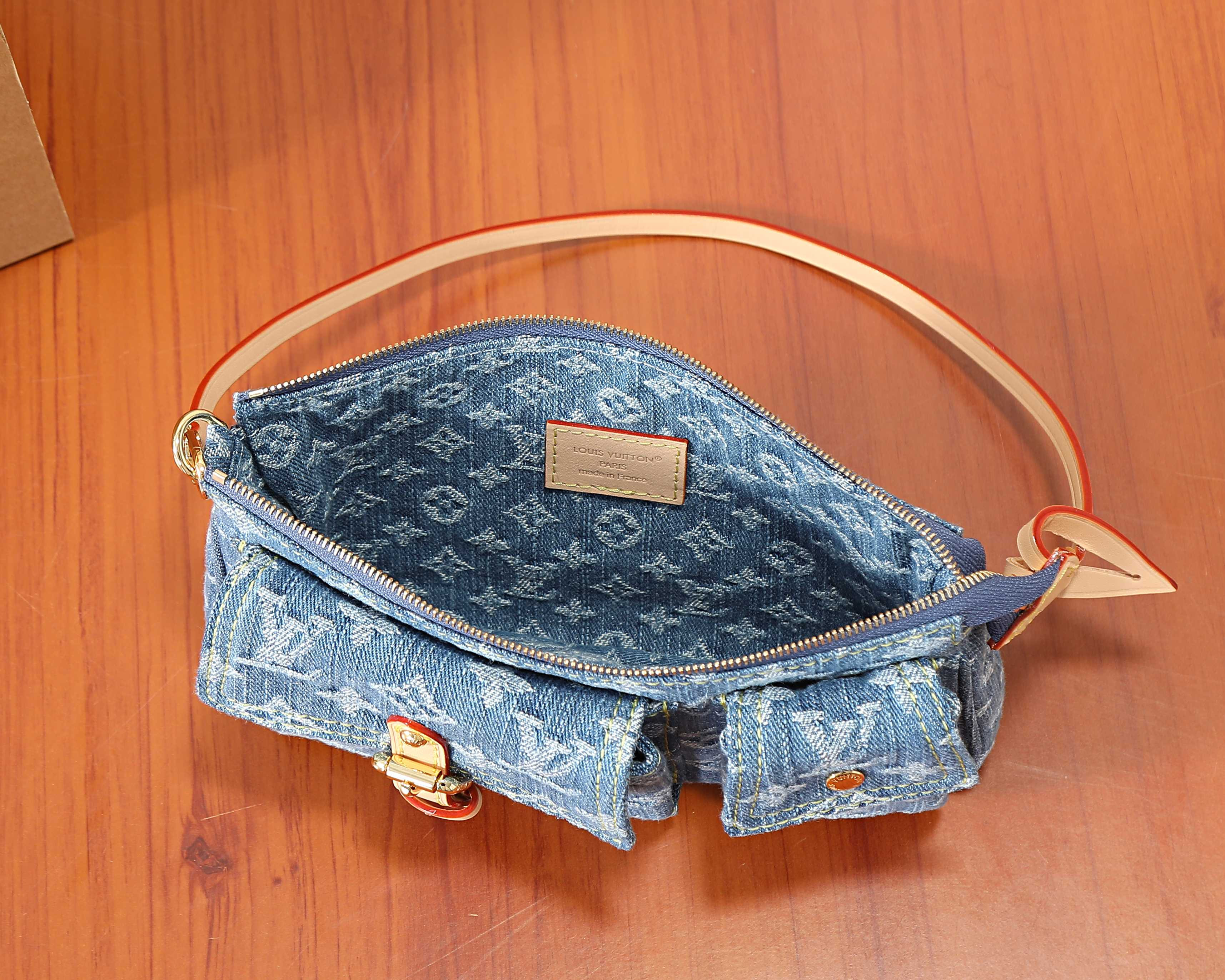 LV Pochette Accessoire Cargo M27602 23.5x14x3xm