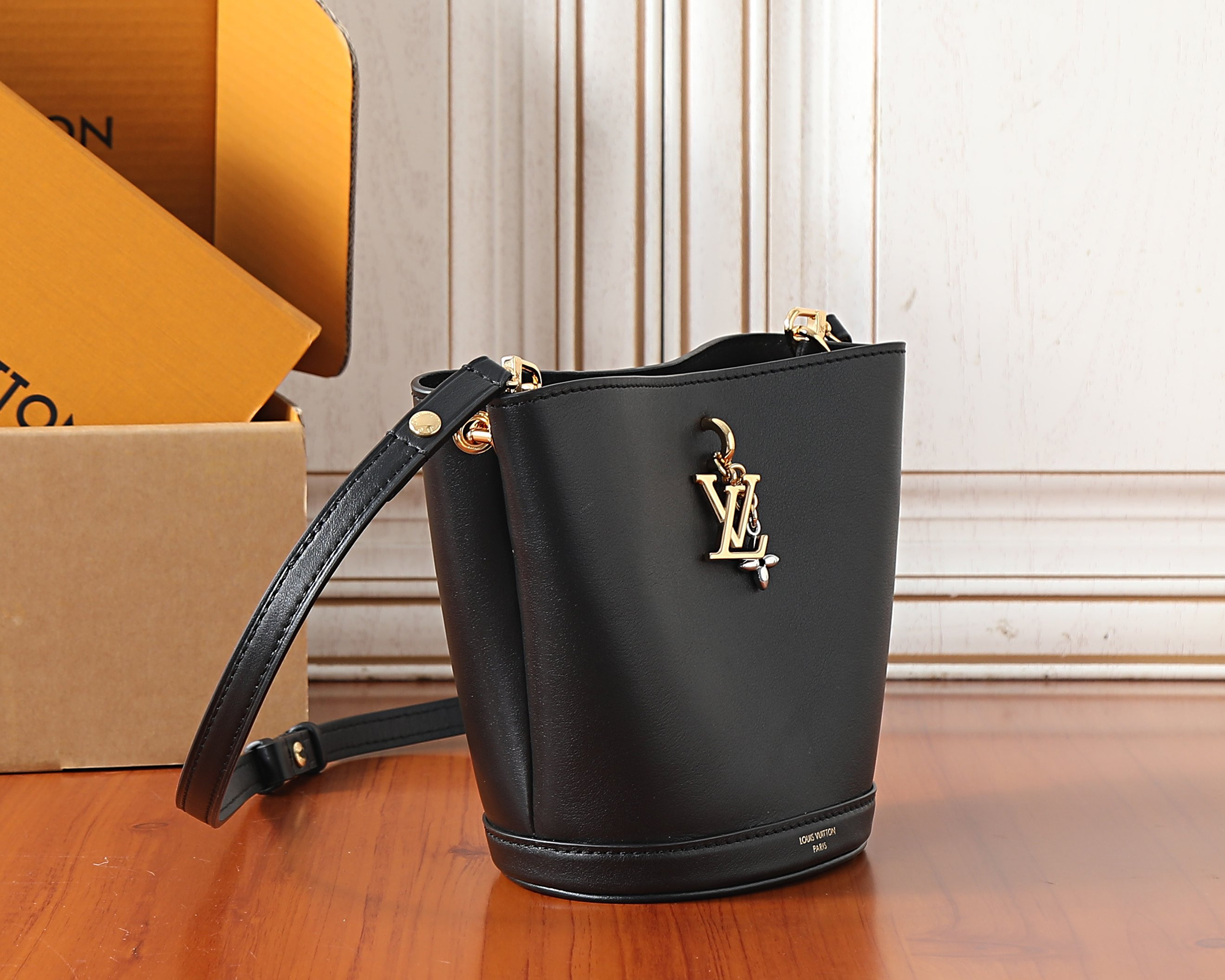 LV Bloom Mini Hobo M27260 16x17.5x11cm