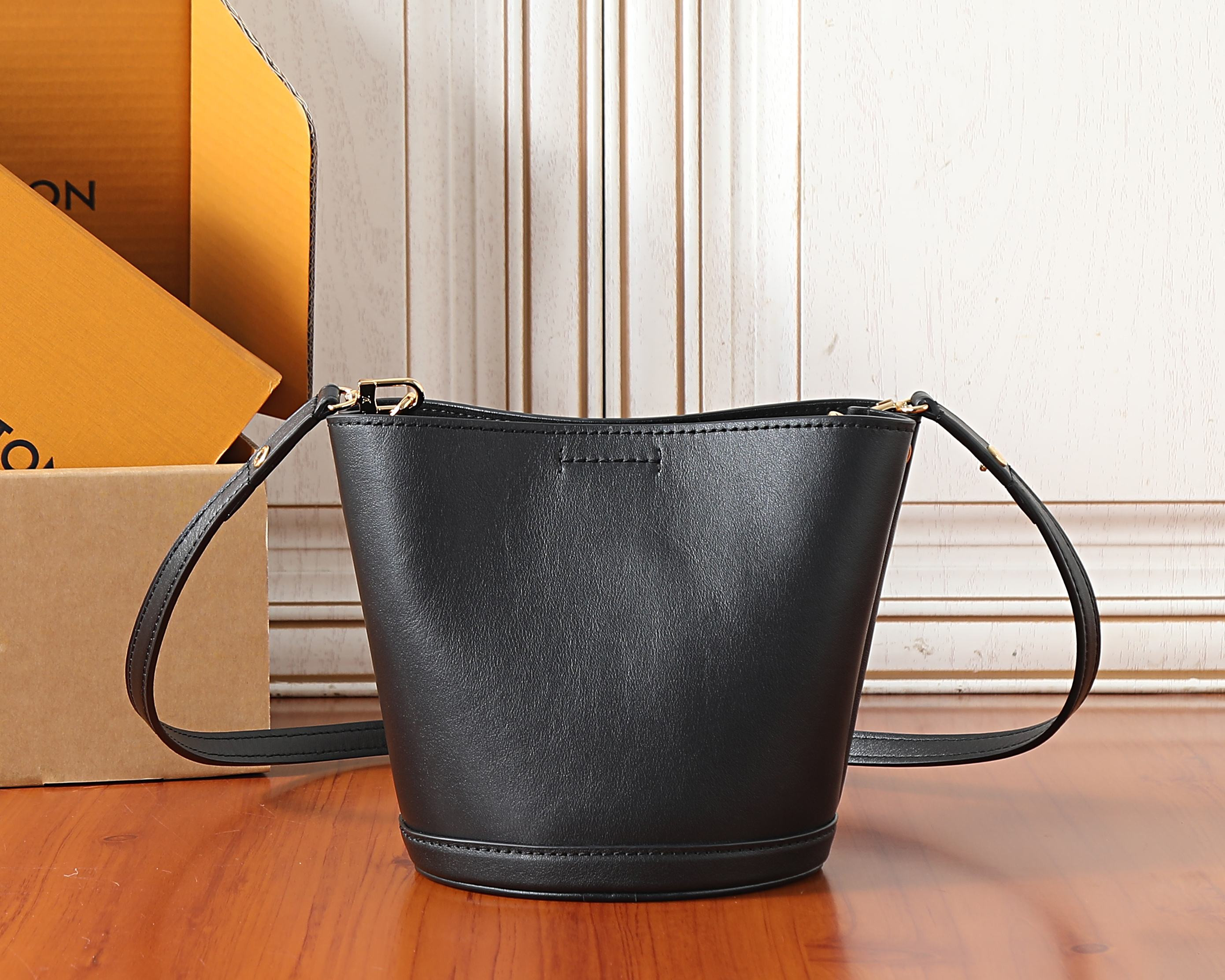 LV Bloom Mini Hobo M27260 16x17.5x11cm