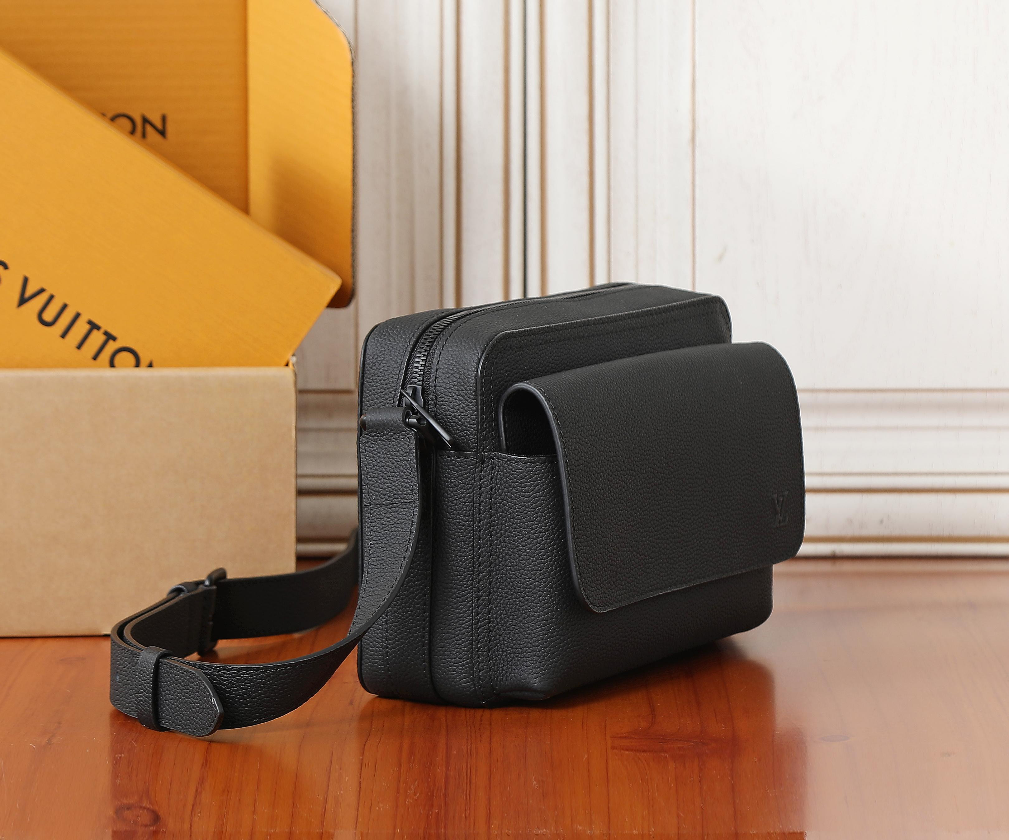 LV Boarding Messenger M15265 24x18x9cm