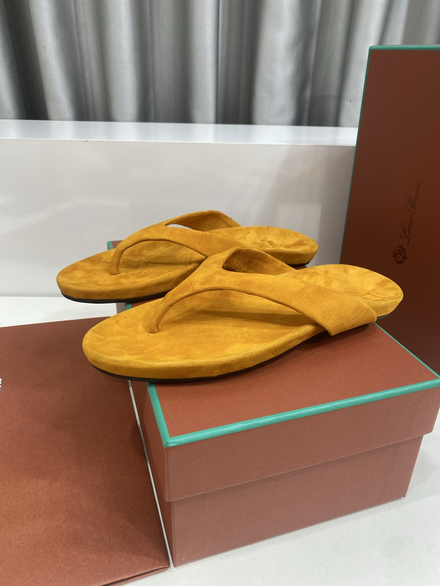 ua L**o p*ana ida sandal