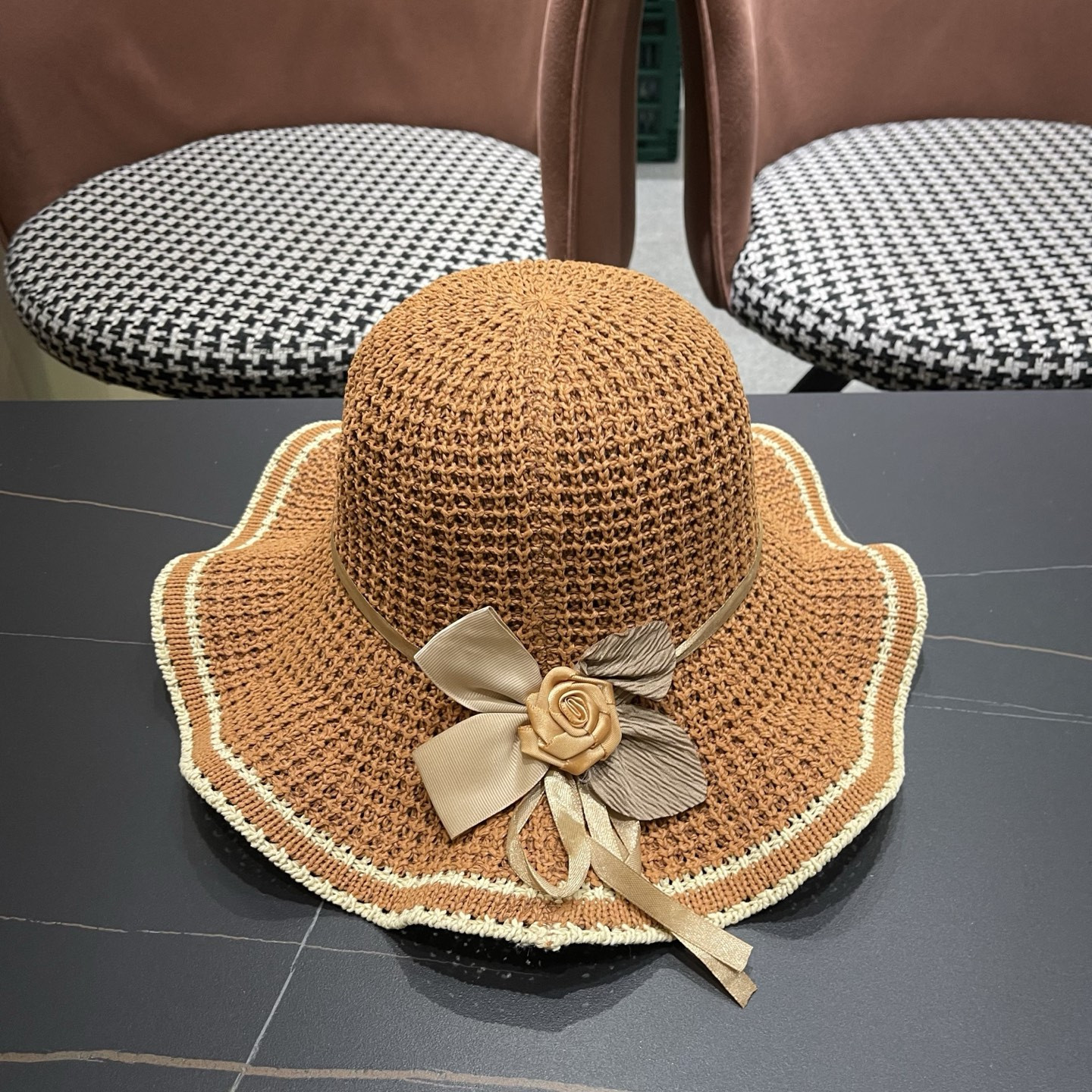 l0*is V*t0n straw hat