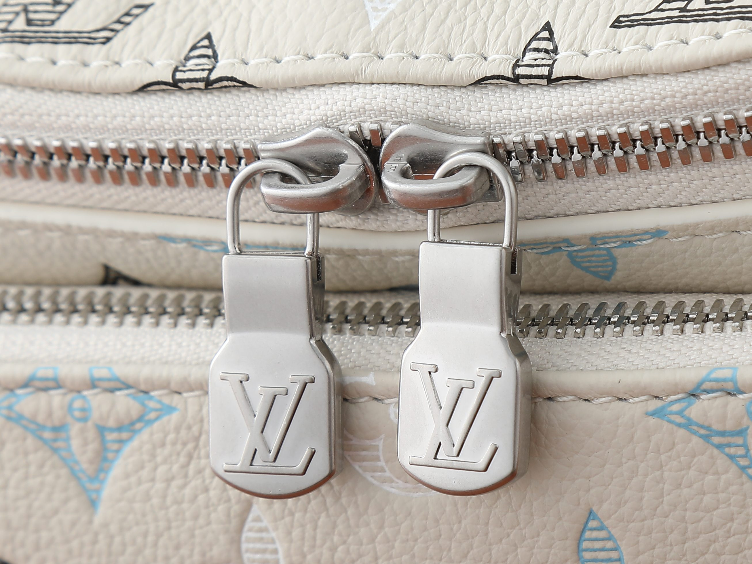 LV Rush Bumbag M28619 30x15x8cm