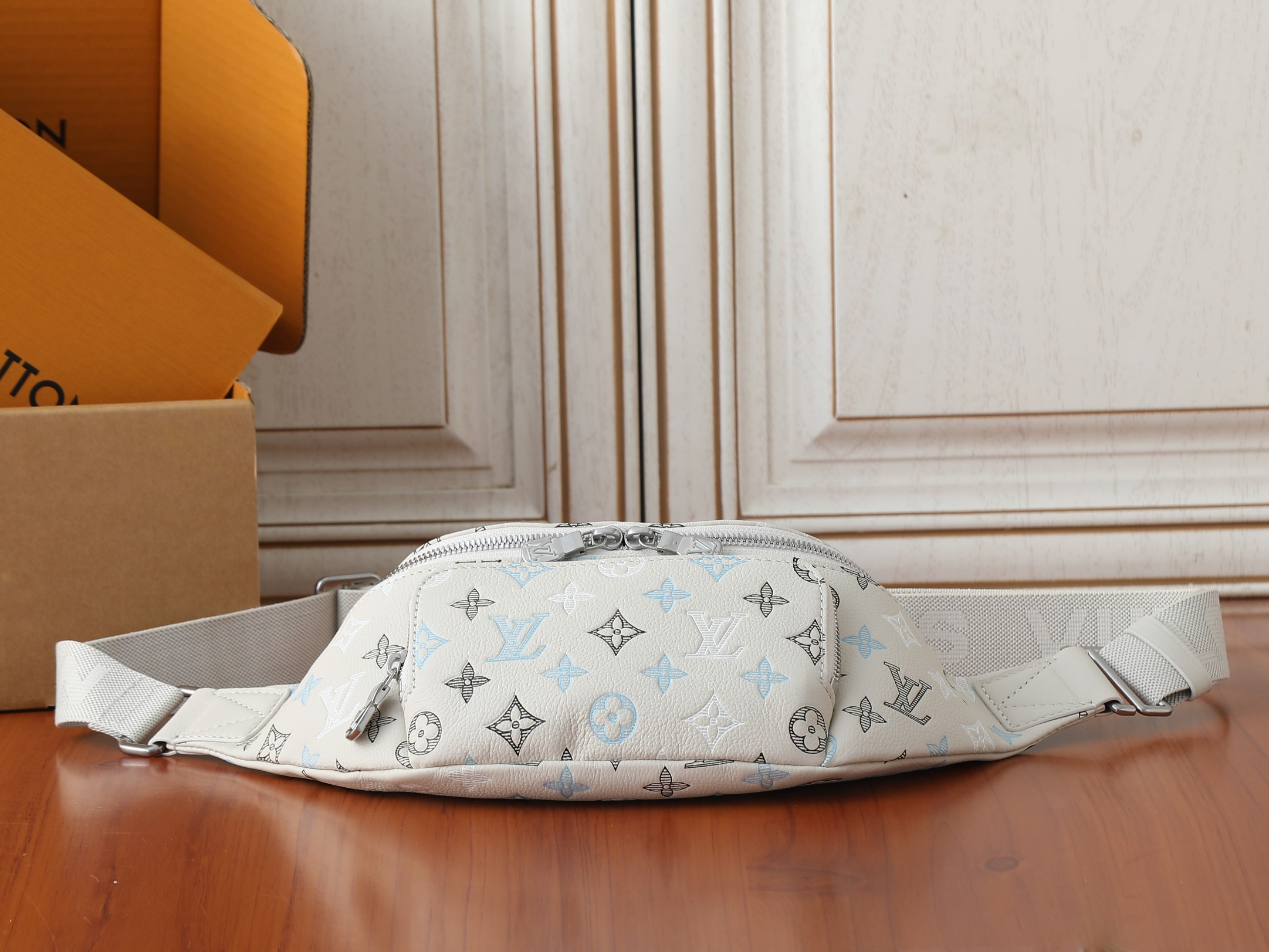 LV Rush Bumbag M28619 30x15x8cm