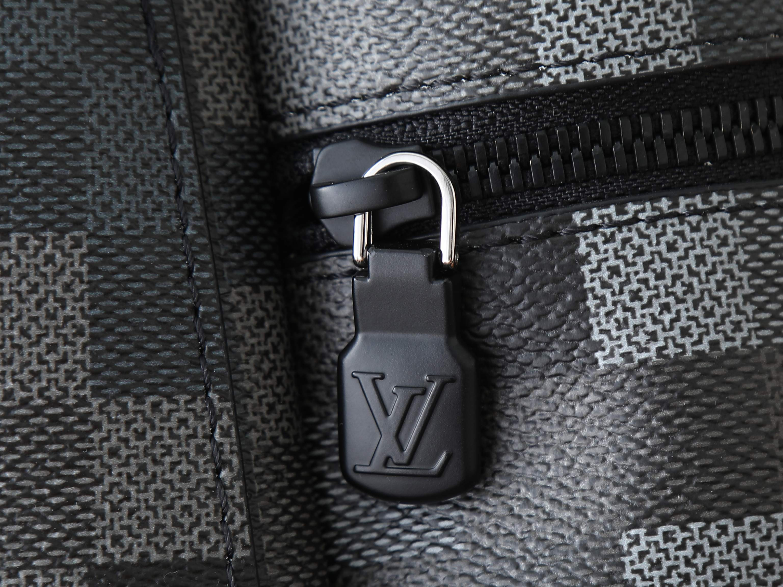 LV Discovery Backpack PM M28789 31x42x17cm