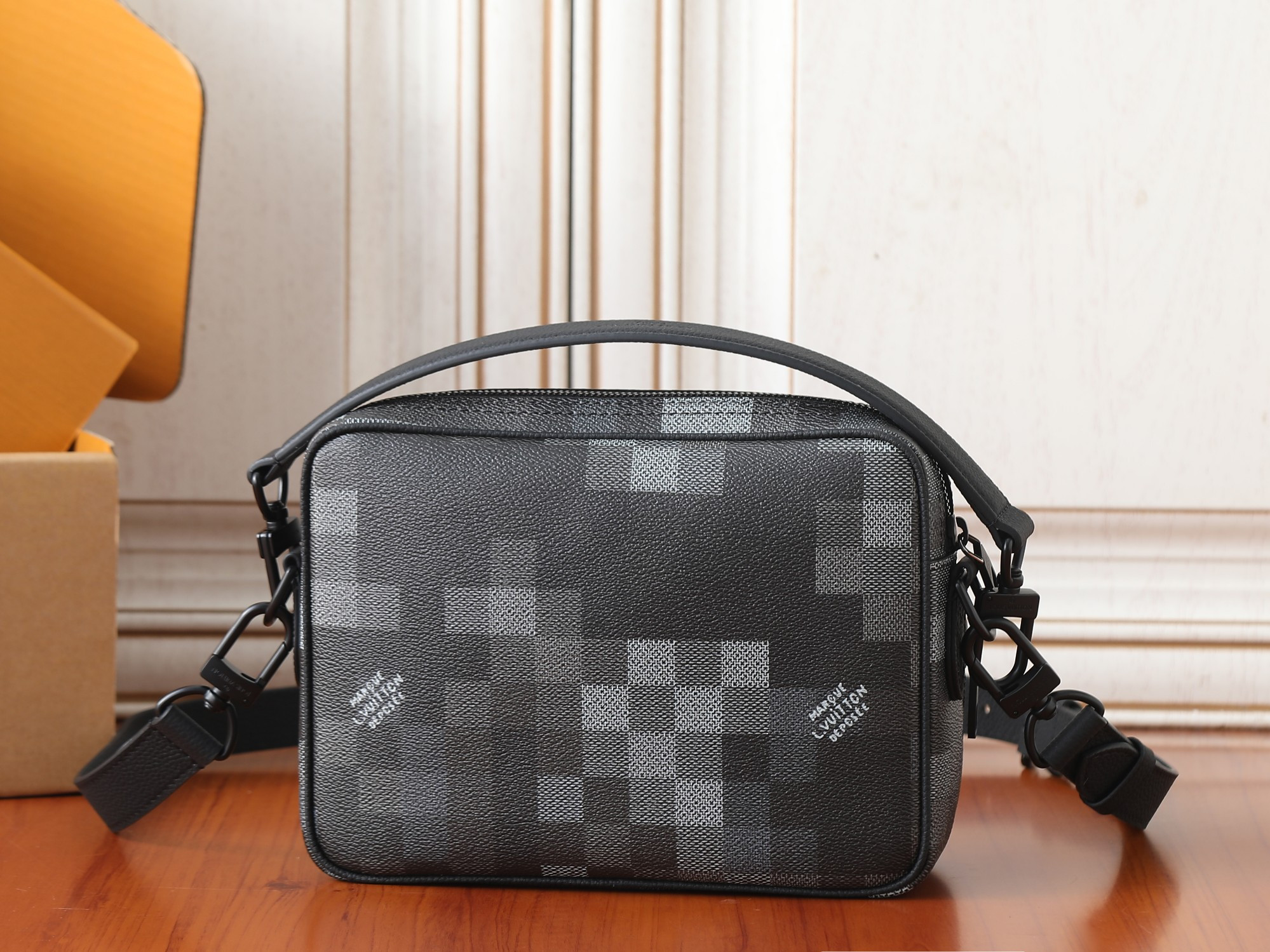 LV Nile Messenger M14988 25x17.5x11cm