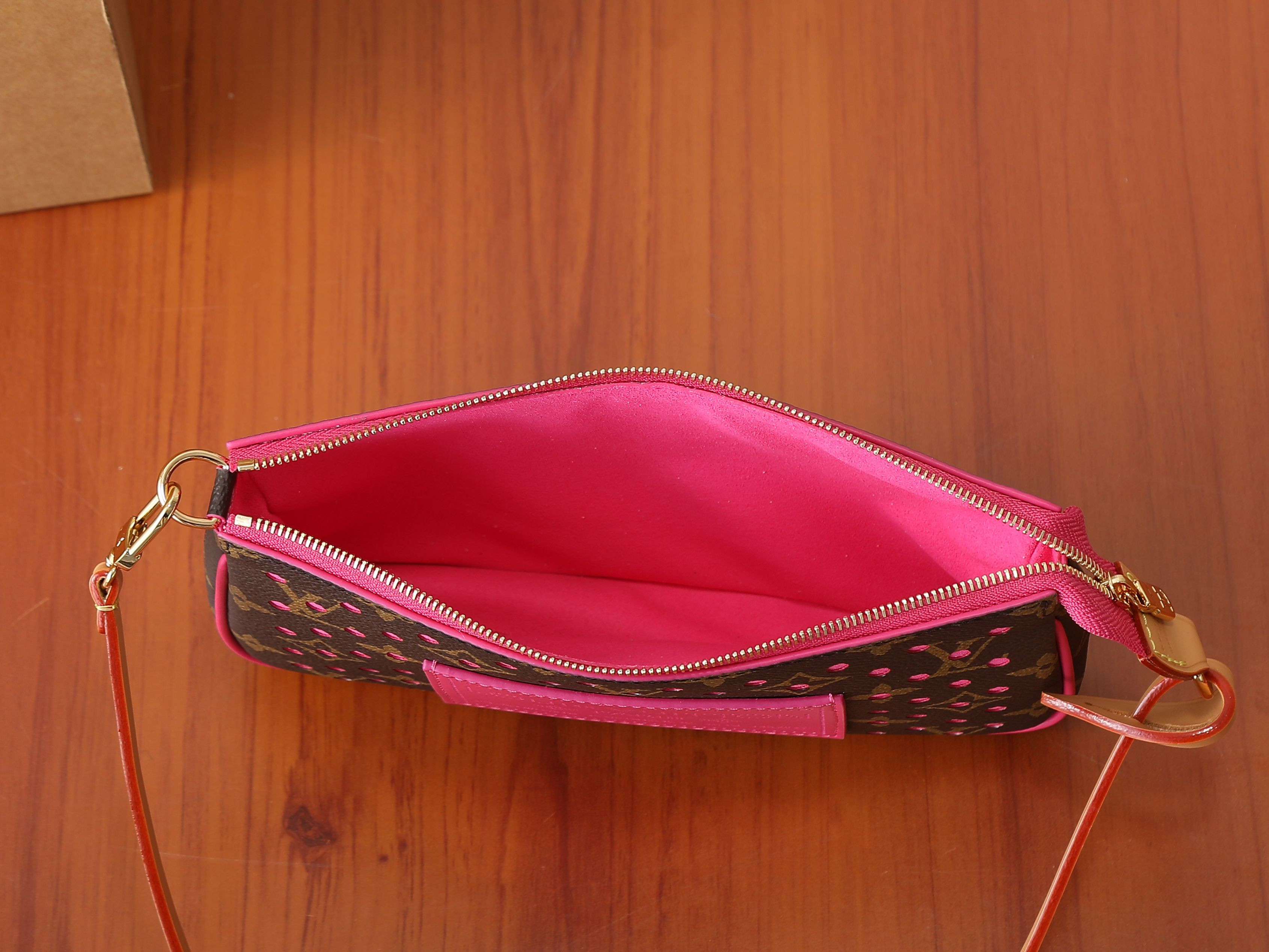 LV Accessory Pouch M29001 22x13x4cm