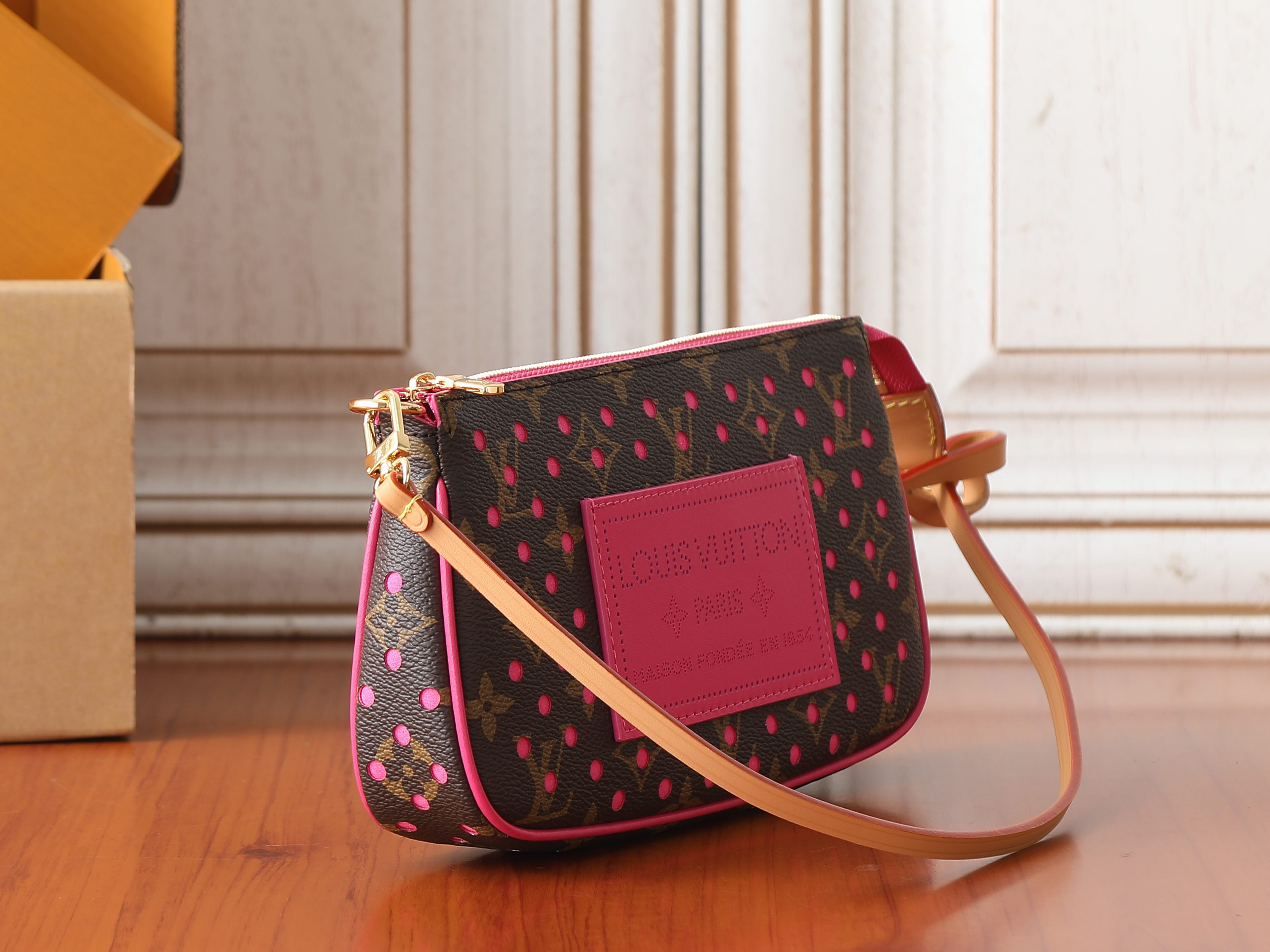LV Accessory Pouch M29001 22x13x4cm