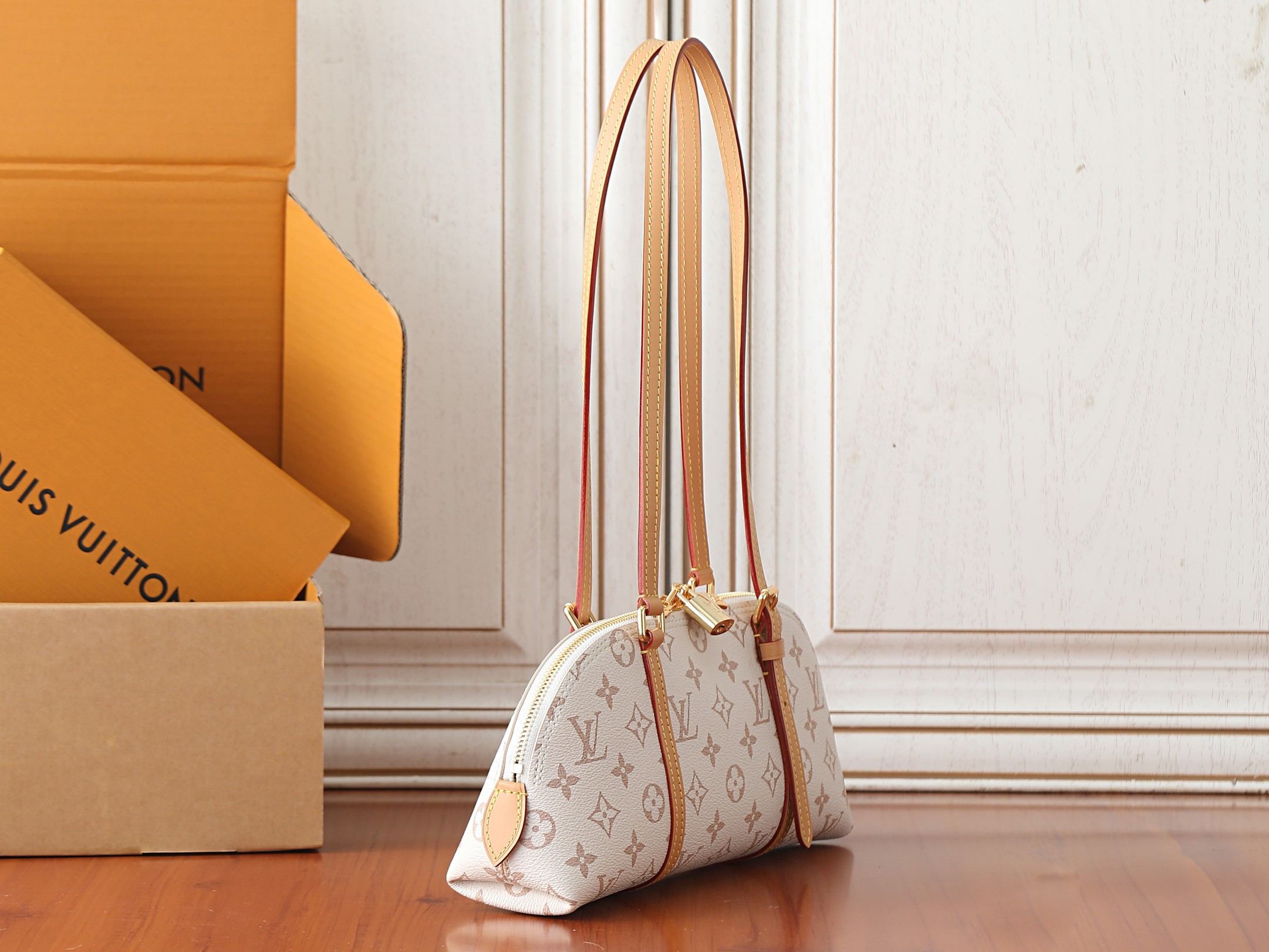 LV Squire East-West M2A457 29x14x8cm