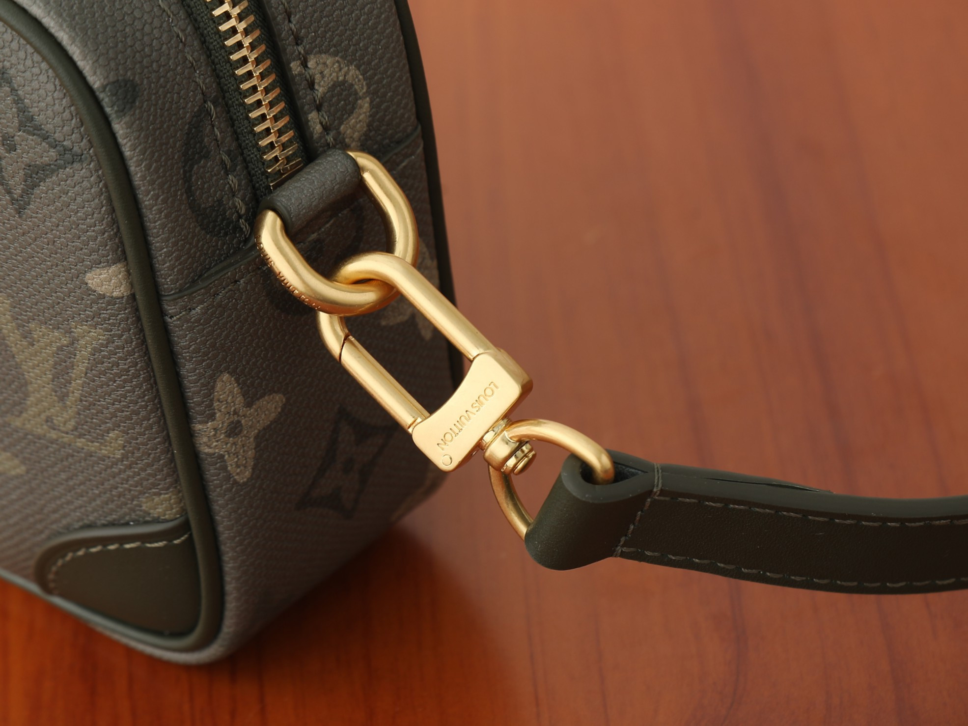 LV Trocadero Wearable Wallet M26937 20x13x6.5cm